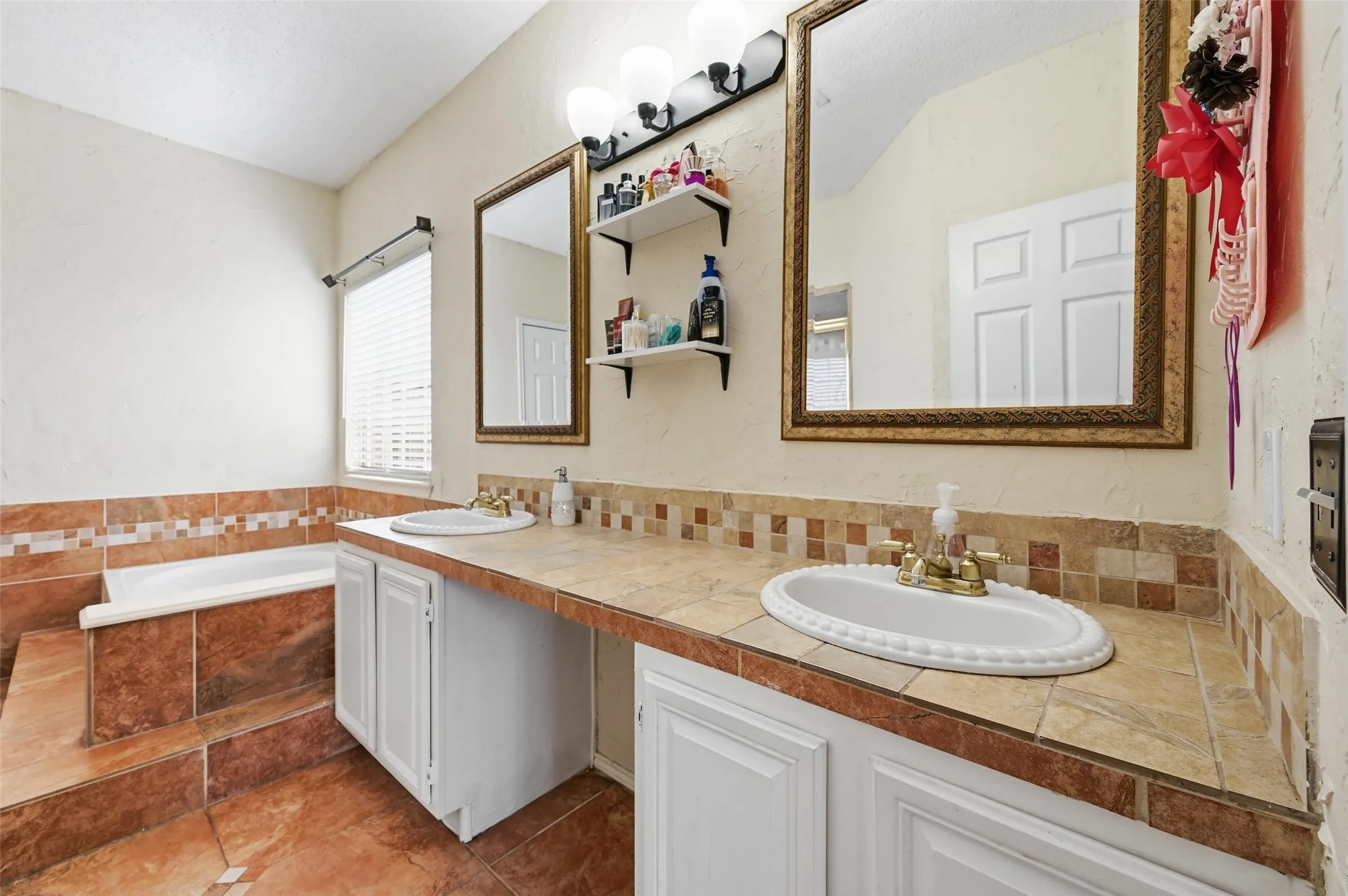 Single Family Residence For Sale in Tarrant County , 7000 Cadillac Boulevard, Arlington, Texas 76016, 4 Bedroom, 3 Bathroom, 2 Garage spaces, 2,114 Sqft, built in 1990, mls#21334974, Real Estate Agent in Arlington, Homes For Sale in Tarrant county, Homes For Sale in Arlington, Realtor in Arlington Texas, Real Estate Brokerage Independent Realty Texas, Luminita Cordes Realtor