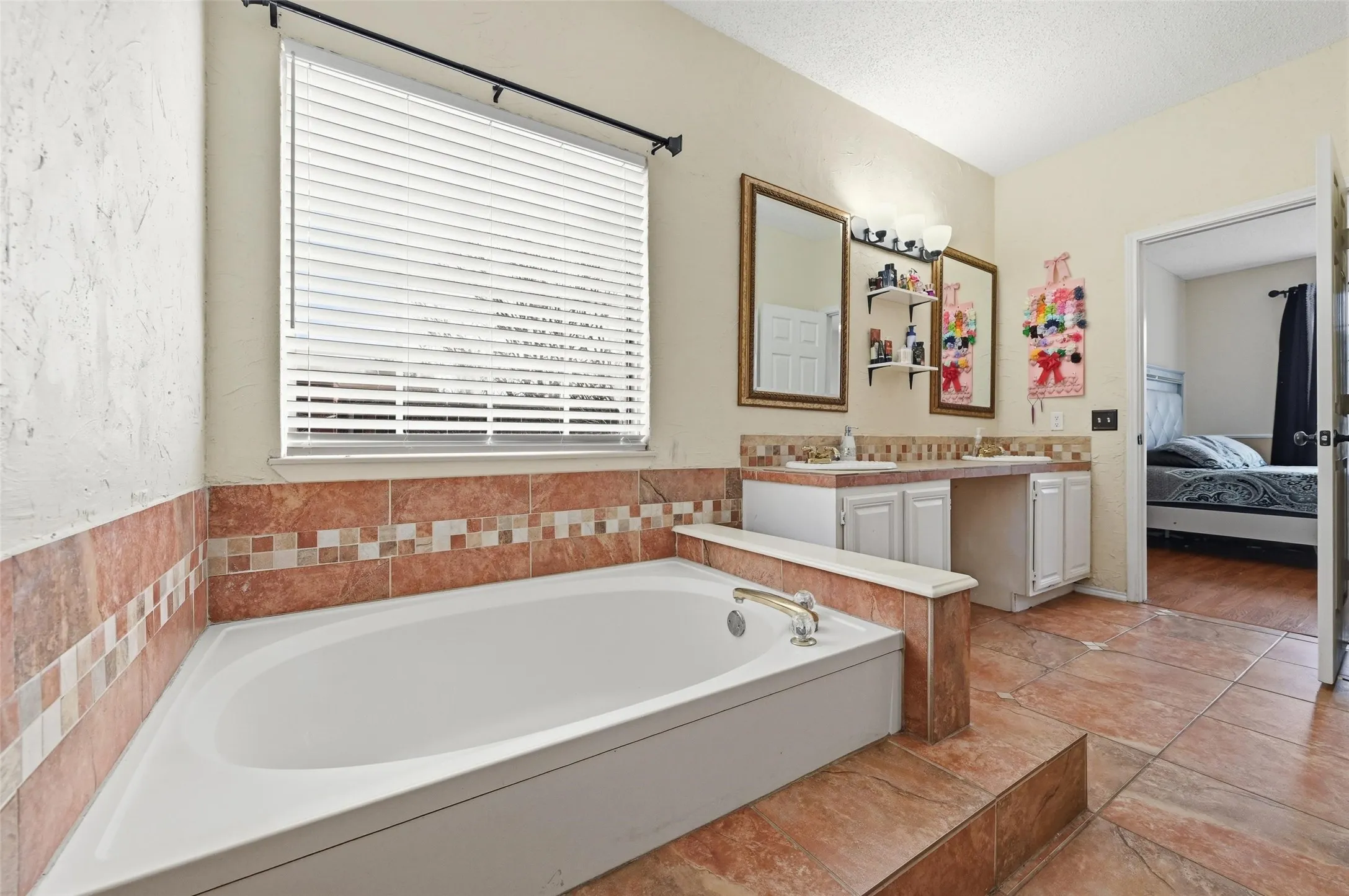 Single Family Residence For Sale in Tarrant County , 7000 Cadillac Boulevard, Arlington, Texas 76016, 4 Bedroom, 3 Bathroom, 2 Garage spaces, 2,114 Sqft, built in 1990, mls#21334974, Real Estate Agent in Arlington, Homes For Sale in Tarrant county, Homes For Sale in Arlington, Realtor in Arlington Texas, Real Estate Brokerage Independent Realty Texas, Luminita Cordes Realtor