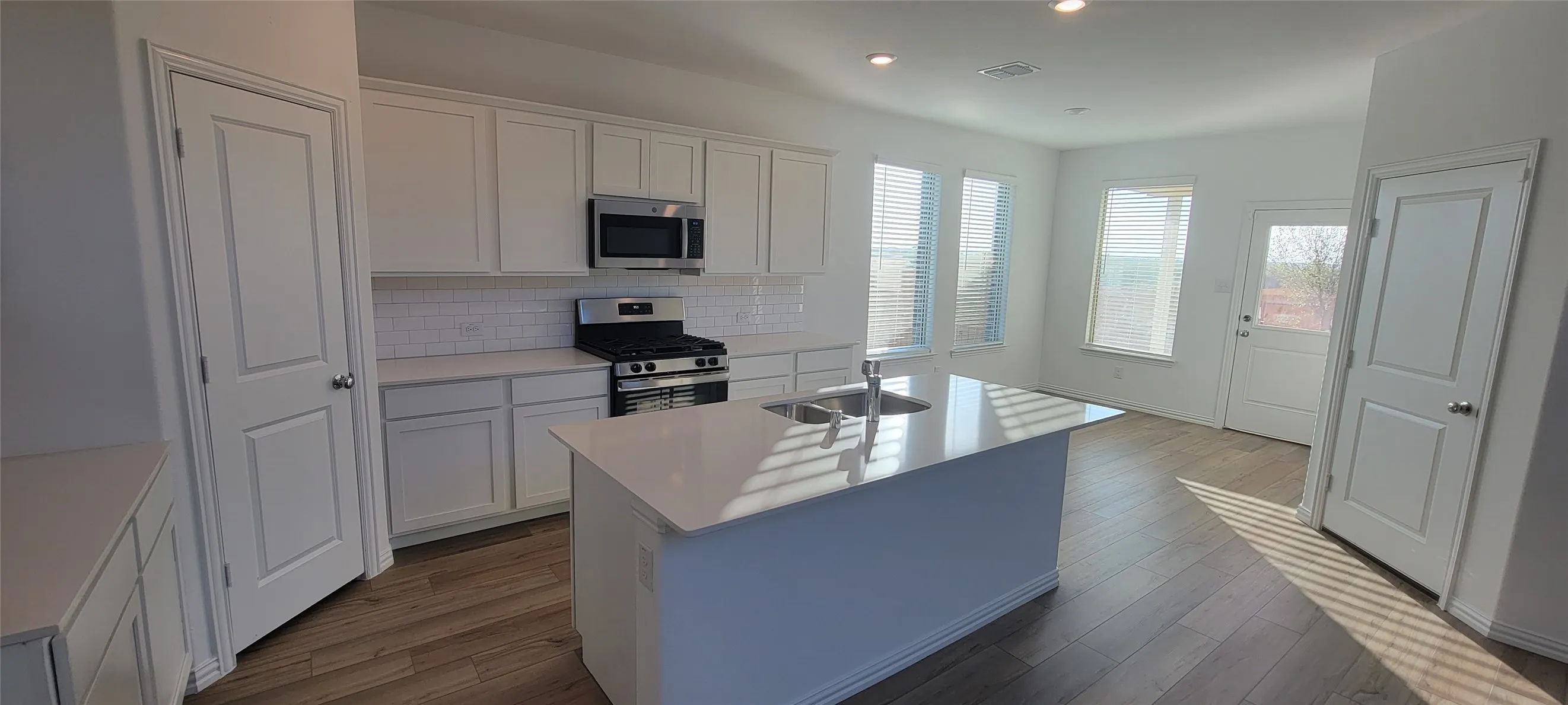 Single Family Residence For Rent in Tarrant County , 9901 Diamondhead Drive, Fort Worth, Texas 76179, 4 Bedroom, 3 Bathroom, 2 Garage spaces, 2,284 Sqft, built in 2023, mls#21334985, Real Estate Agent in Fort Worth, Homes For Rent in Tarrant county, Homes For Rent in Fort Worth, Realtor in Fort Worth Texas, Real Estate Brokerage Independent Realty Texas, Luminita Cordes Realtor