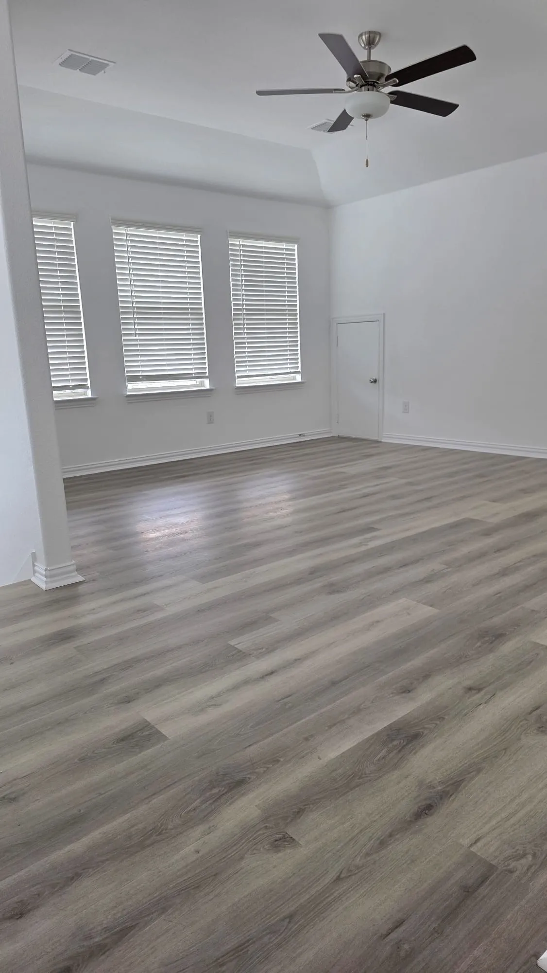 Single Family Residence For Rent in Tarrant County , 9901 Diamondhead Drive, Fort Worth, Texas 76179, 4 Bedroom, 3 Bathroom, 2 Garage spaces, 2,284 Sqft, built in 2023, mls#21334985, Real Estate Agent in Fort Worth, Homes For Rent in Tarrant county, Homes For Rent in Fort Worth, Realtor in Fort Worth Texas, Real Estate Brokerage Independent Realty Texas, Luminita Cordes Realtor
