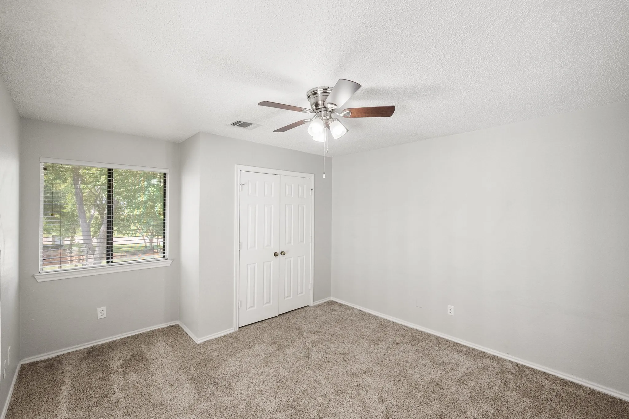 Single Family Residence For Sale in Tarrant County , 4313 Kenwood Drive, Grapevine, Texas 76051, 3 Bedroom, 3 Bathroom, 2 Garage spaces, 2,189 Sqft, built in 1987, mls#21334992, Real Estate Agent in Grapevine, Homes For Sale in Tarrant county, Homes For Sale in Grapevine, Realtor in Grapevine Texas, Real Estate Brokerage Independent Realty Texas, Luminita Cordes Realtor