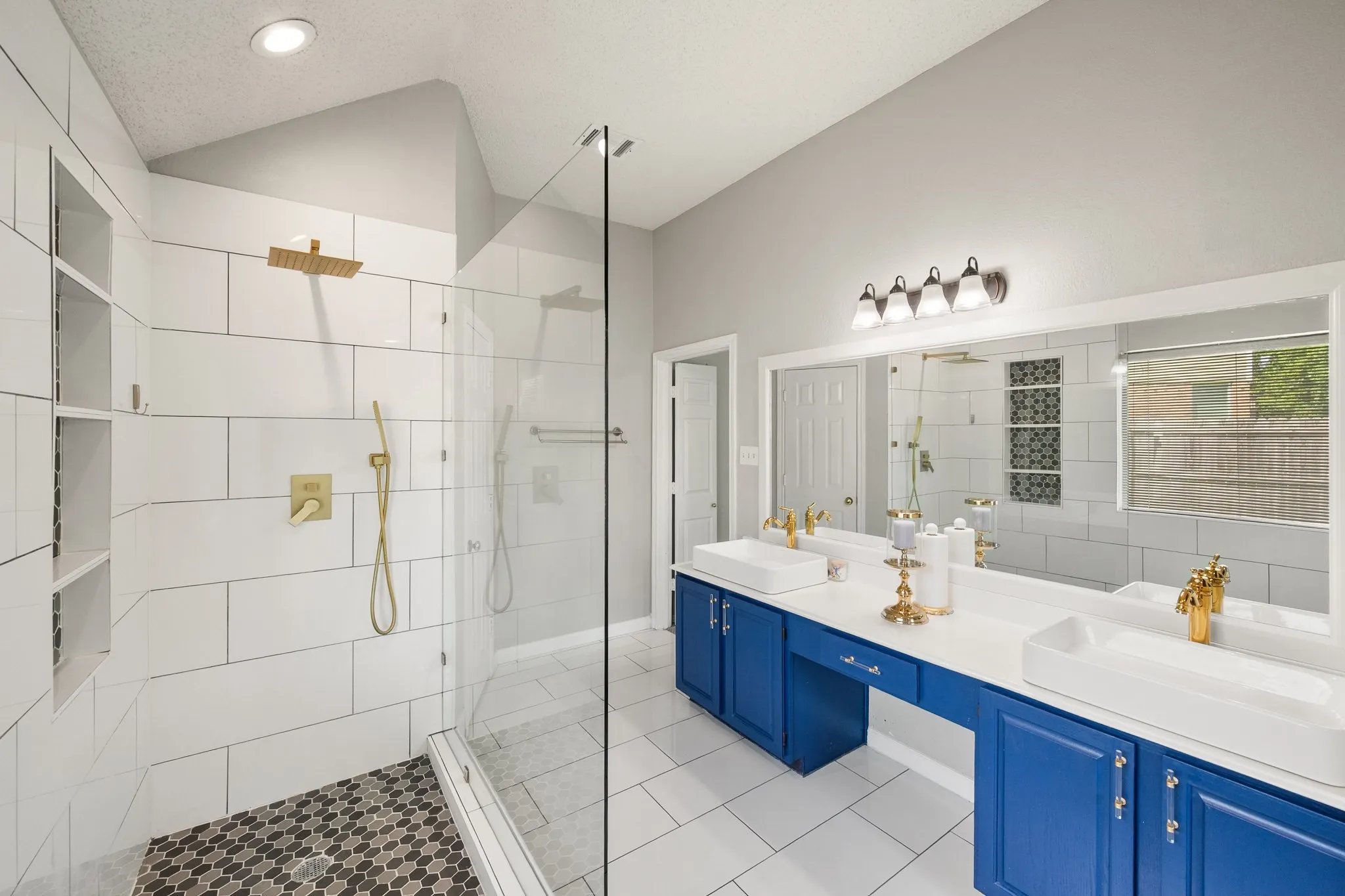 Single Family Residence For Sale in Tarrant County , 4313 Kenwood Drive, Grapevine, Texas 76051, 3 Bedroom, 3 Bathroom, 2 Garage spaces, 2,189 Sqft, built in 1987, mls#21334992, Real Estate Agent in Grapevine, Homes For Sale in Tarrant county, Homes For Sale in Grapevine, Realtor in Grapevine Texas, Real Estate Brokerage Independent Realty Texas, Luminita Cordes Realtor