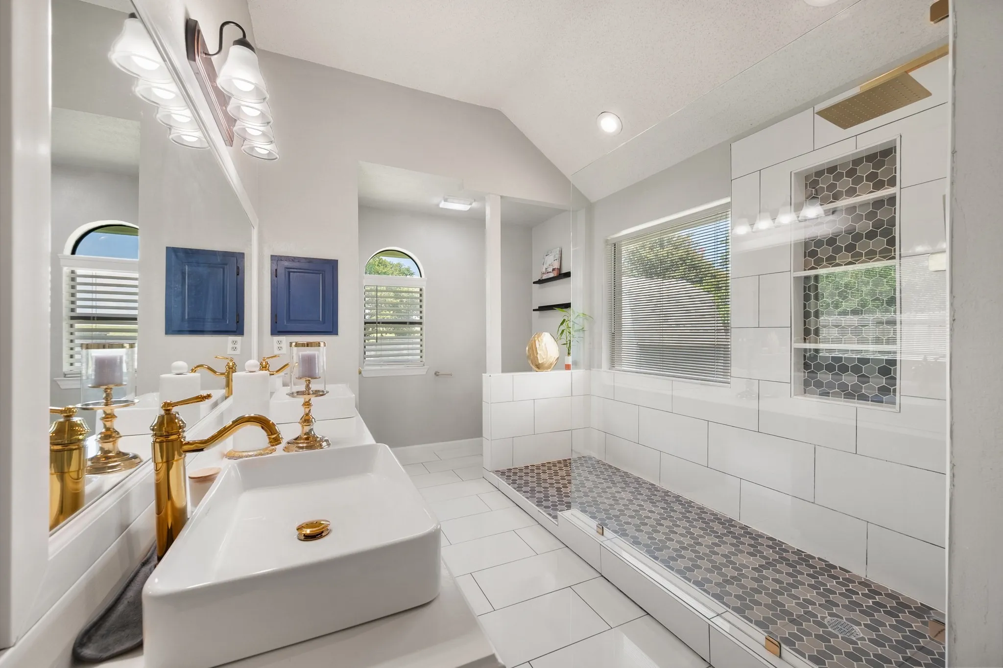 Single Family Residence For Sale in Tarrant County , 4313 Kenwood Drive, Grapevine, Texas 76051, 3 Bedroom, 3 Bathroom, 2 Garage spaces, 2,189 Sqft, built in 1987, mls#21334992, Real Estate Agent in Grapevine, Homes For Sale in Tarrant county, Homes For Sale in Grapevine, Realtor in Grapevine Texas, Real Estate Brokerage Independent Realty Texas, Luminita Cordes Realtor