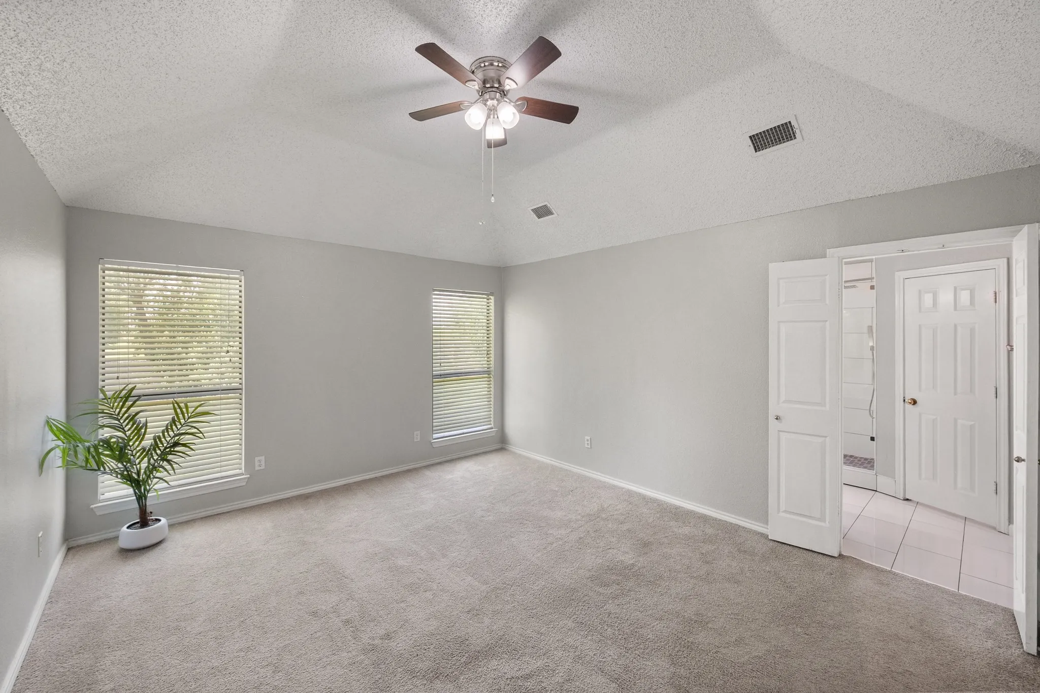 Single Family Residence For Sale in Tarrant County , 4313 Kenwood Drive, Grapevine, Texas 76051, 3 Bedroom, 3 Bathroom, 2 Garage spaces, 2,189 Sqft, built in 1987, mls#21334992, Real Estate Agent in Grapevine, Homes For Sale in Tarrant county, Homes For Sale in Grapevine, Realtor in Grapevine Texas, Real Estate Brokerage Independent Realty Texas, Luminita Cordes Realtor