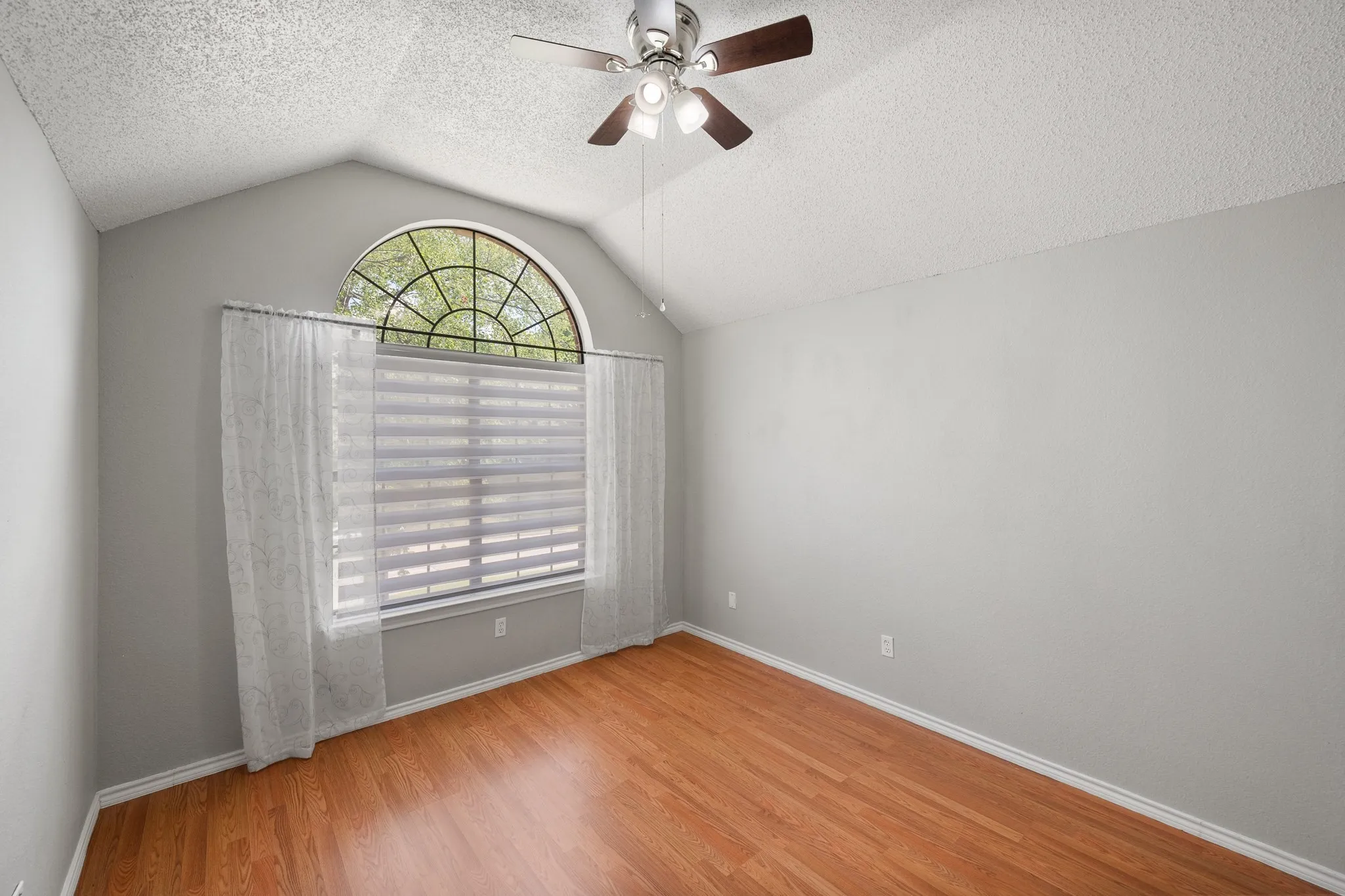 Single Family Residence For Sale in Tarrant County , 4313 Kenwood Drive, Grapevine, Texas 76051, 3 Bedroom, 3 Bathroom, 2 Garage spaces, 2,189 Sqft, built in 1987, mls#21334992, Real Estate Agent in Grapevine, Homes For Sale in Tarrant county, Homes For Sale in Grapevine, Realtor in Grapevine Texas, Real Estate Brokerage Independent Realty Texas, Luminita Cordes Realtor