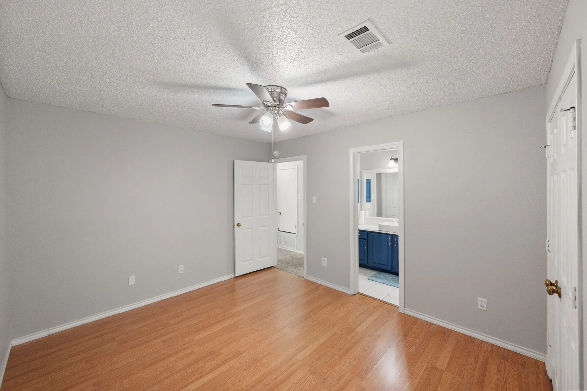 Single Family Residence For Sale in Tarrant County , 4313 Kenwood Drive, Grapevine, Texas 76051, 3 Bedroom, 3 Bathroom, 2 Garage spaces, 2,189 Sqft, built in 1987, mls#21334992, Real Estate Agent in Grapevine, Homes For Sale in Tarrant county, Homes For Sale in Grapevine, Realtor in Grapevine Texas, Real Estate Brokerage Independent Realty Texas, Luminita Cordes Realtor