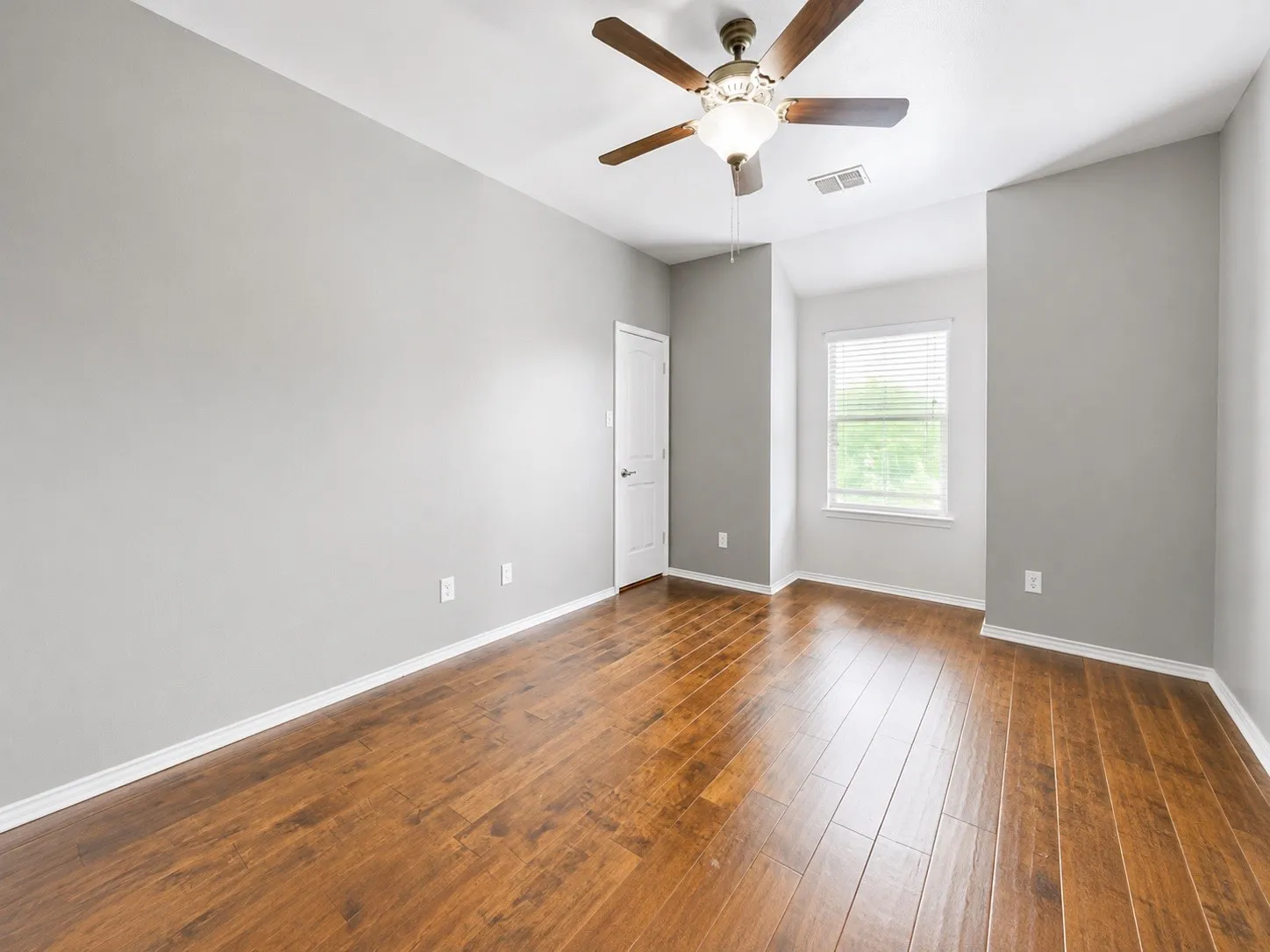 Single Family Residence For Sale in Tarrant County , 12532 Autumn Leaves Trail, Fort Worth, Texas 76244, 4 Bedroom, 4 Bathroom, 2 Garage spaces, 2,891 Sqft, built in 2011, mls#21333539, Real Estate Agent in Fort Worth, Homes For Sale in Tarrant county, Homes For Sale in Fort Worth, Realtor in Fort Worth Texas, Real Estate Brokerage Independent Realty Texas, Luminita Cordes Realtor