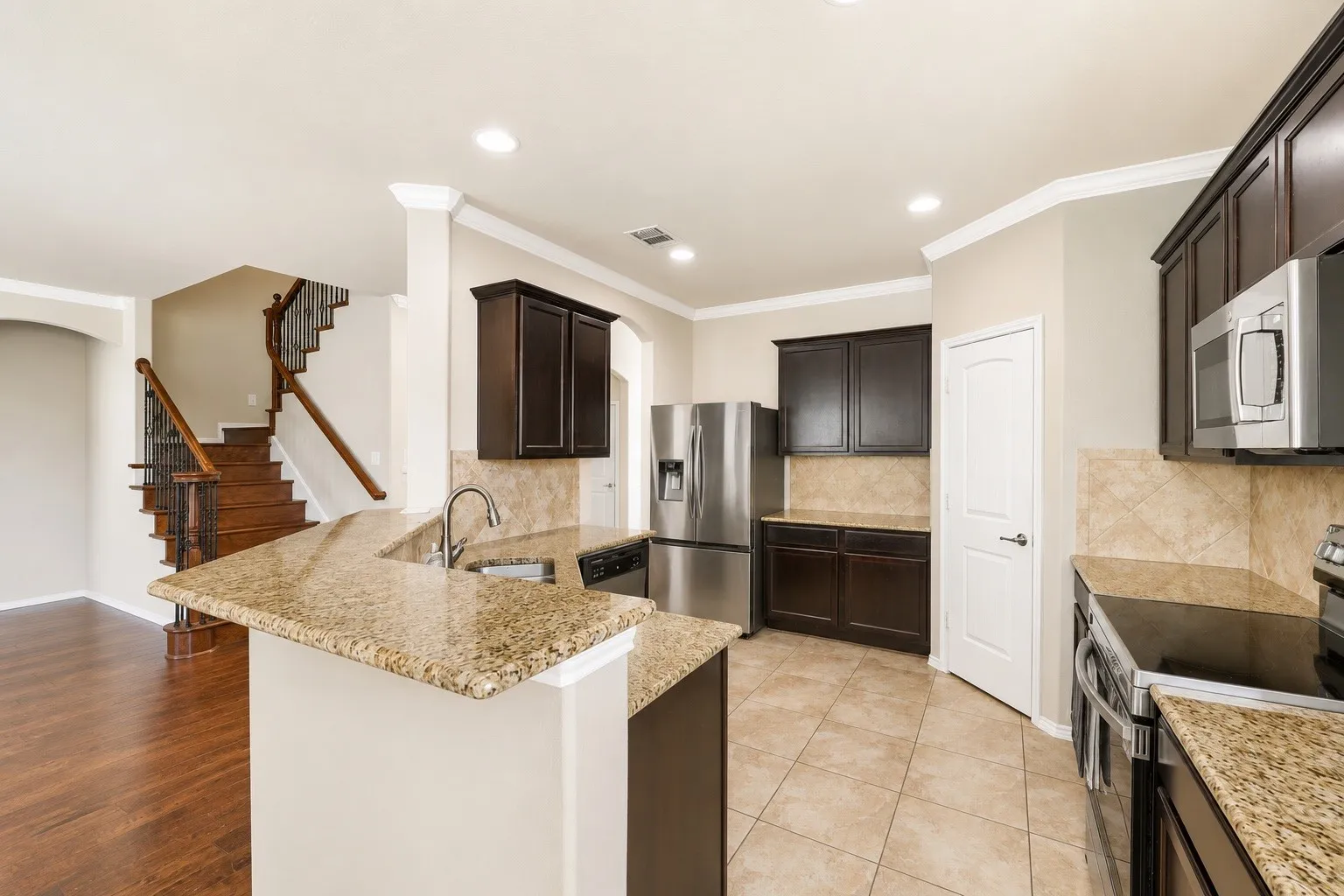 Single Family Residence For Sale in Tarrant County , 12532 Autumn Leaves Trail, Fort Worth, Texas 76244, 4 Bedroom, 4 Bathroom, 2 Garage spaces, 2,891 Sqft, built in 2011, mls#21333539, Real Estate Agent in Fort Worth, Homes For Sale in Tarrant county, Homes For Sale in Fort Worth, Realtor in Fort Worth Texas, Real Estate Brokerage Independent Realty Texas, Luminita Cordes Realtor