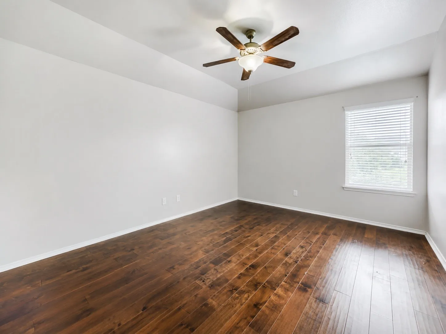 Single Family Residence For Sale in Tarrant County , 12532 Autumn Leaves Trail, Fort Worth, Texas 76244, 4 Bedroom, 4 Bathroom, 2 Garage spaces, 2,891 Sqft, built in 2011, mls#21333539, Real Estate Agent in Fort Worth, Homes For Sale in Tarrant county, Homes For Sale in Fort Worth, Realtor in Fort Worth Texas, Real Estate Brokerage Independent Realty Texas, Luminita Cordes Realtor