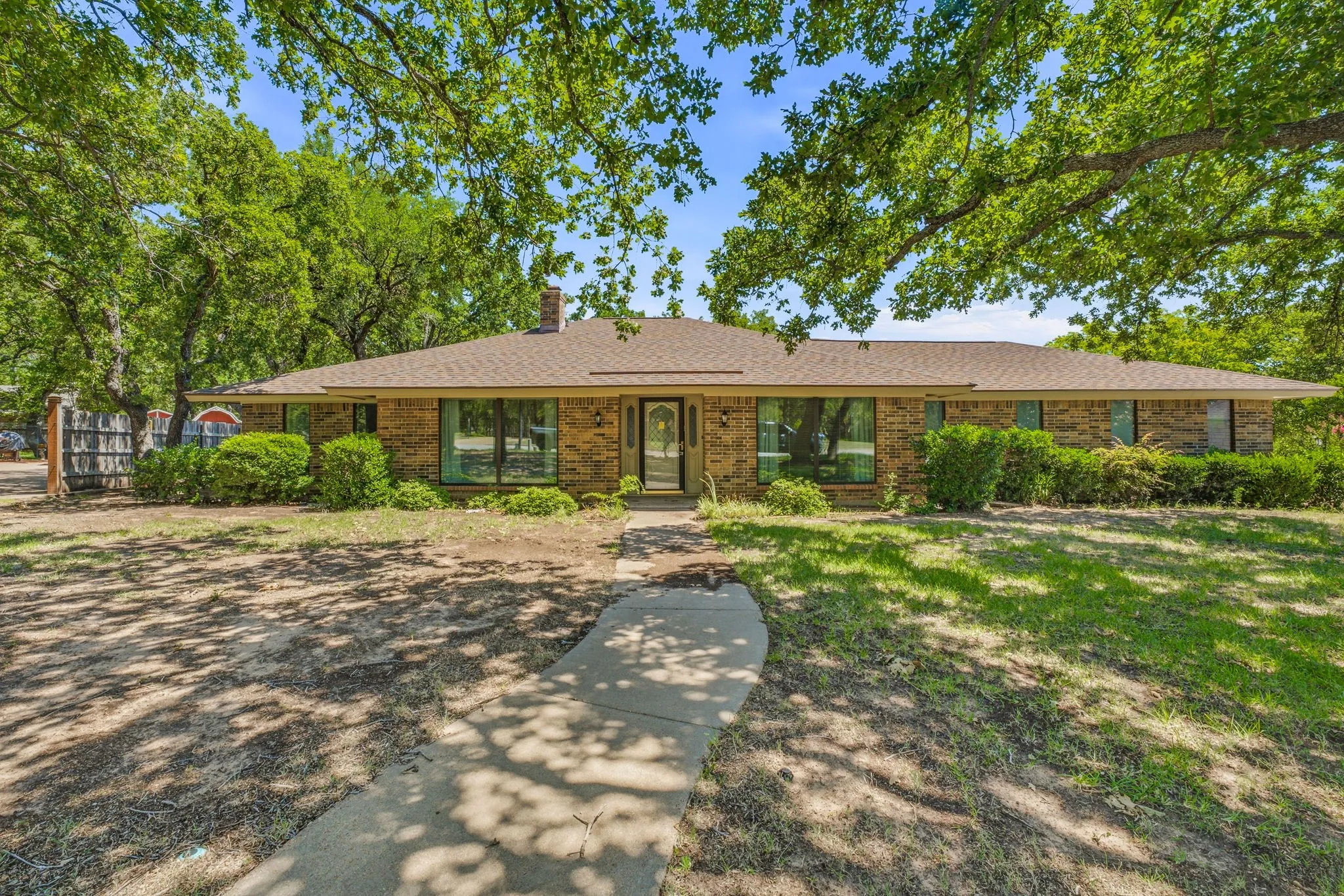 Single Family Residence For Sale in Young County , 1513 Mimosa Circle, Graham, Texas 76450, 4 Bedroom, 3 Bathroom, 1 Garage spaces, 2,647 Sqft, built in 1980, mls#21327195, Real Estate Agent in Graham, Homes For Sale in Young county, Homes For Sale in Graham, Realtor in Graham Texas, Real Estate Brokerage Independent Realty Texas, Luminita Cordes Realtor