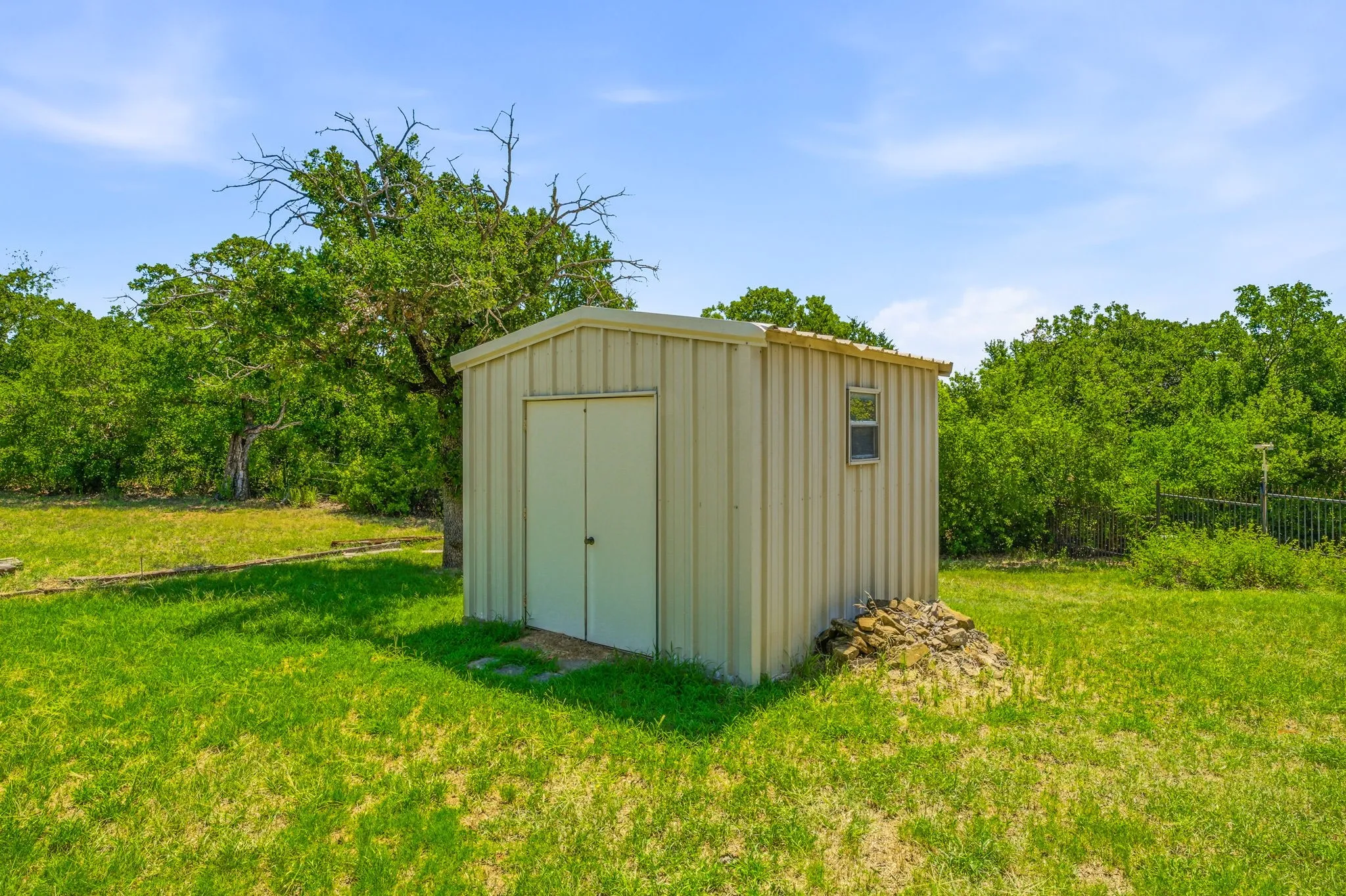 Single Family Residence For Sale in Young County , 1513 Mimosa Circle, Graham, Texas 76450, 4 Bedroom, 3 Bathroom, 1 Garage spaces, 2,647 Sqft, built in 1980, mls#21327195, Real Estate Agent in Graham, Homes For Sale in Young county, Homes For Sale in Graham, Realtor in Graham Texas, Real Estate Brokerage Independent Realty Texas, Luminita Cordes Realtor