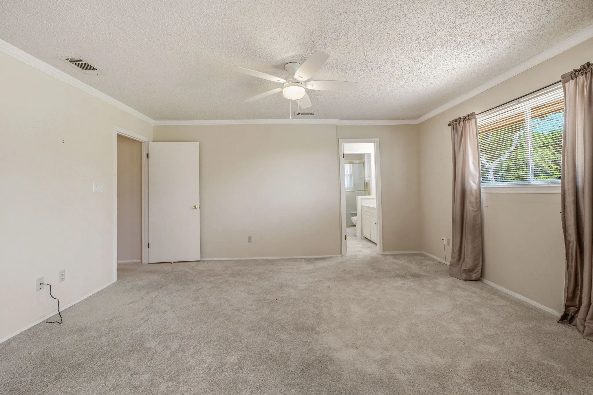 Single Family Residence For Sale in Young County , 1513 Mimosa Circle, Graham, Texas 76450, 4 Bedroom, 3 Bathroom, 1 Garage spaces, 2,647 Sqft, built in 1980, mls#21327195, Real Estate Agent in Graham, Homes For Sale in Young county, Homes For Sale in Graham, Realtor in Graham Texas, Real Estate Brokerage Independent Realty Texas, Luminita Cordes Realtor