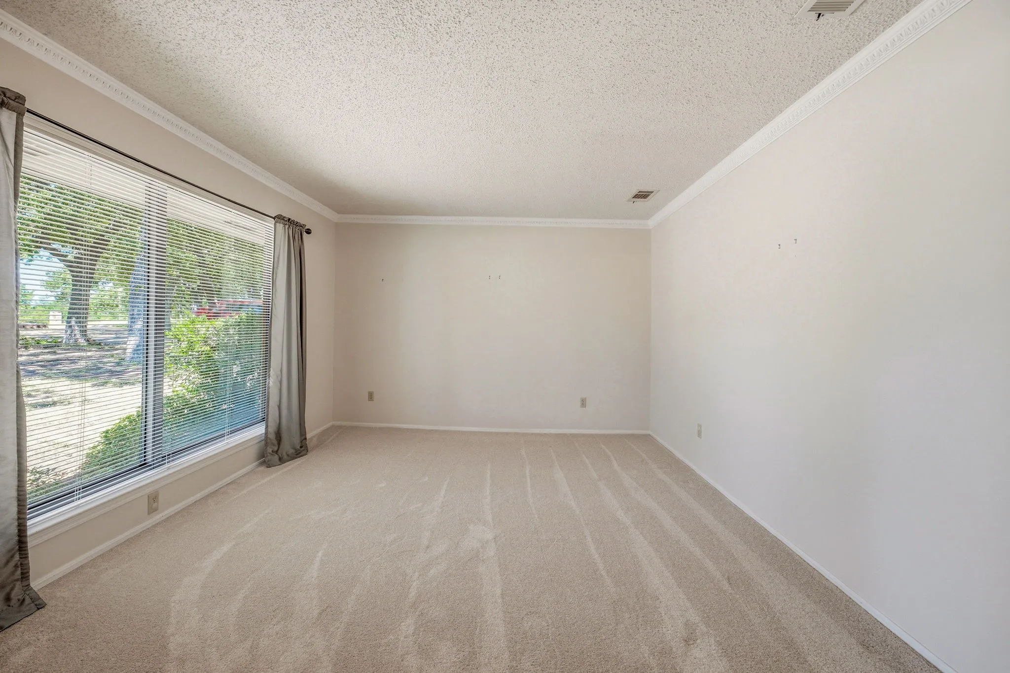 Single Family Residence For Sale in Young County , 1513 Mimosa Circle, Graham, Texas 76450, 4 Bedroom, 3 Bathroom, 1 Garage spaces, 2,647 Sqft, built in 1980, mls#21327195, Real Estate Agent in Graham, Homes For Sale in Young county, Homes For Sale in Graham, Realtor in Graham Texas, Real Estate Brokerage Independent Realty Texas, Luminita Cordes Realtor