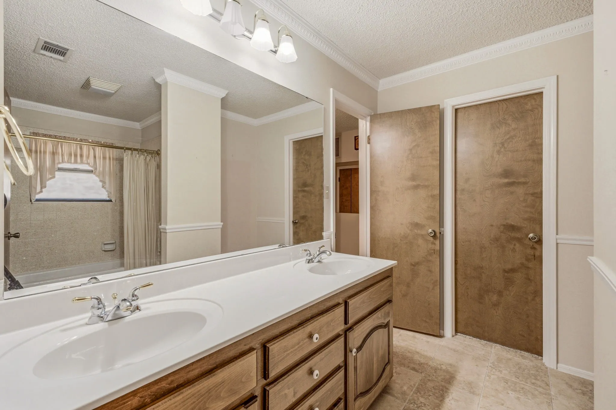 Single Family Residence For Sale in Young County , 1513 Mimosa Circle, Graham, Texas 76450, 4 Bedroom, 3 Bathroom, 1 Garage spaces, 2,647 Sqft, built in 1980, mls#21327195, Real Estate Agent in Graham, Homes For Sale in Young county, Homes For Sale in Graham, Realtor in Graham Texas, Real Estate Brokerage Independent Realty Texas, Luminita Cordes Realtor