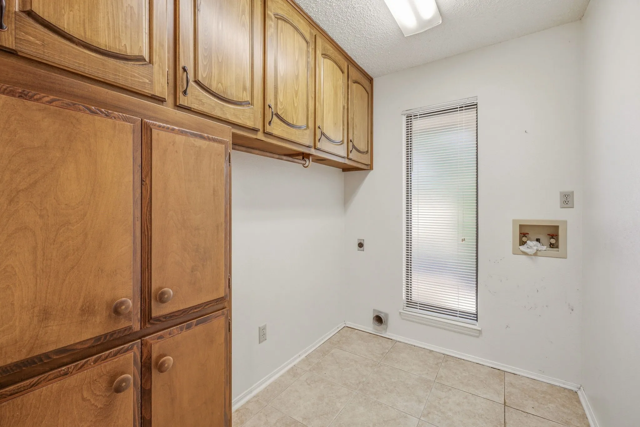 Single Family Residence For Sale in Young County , 1513 Mimosa Circle, Graham, Texas 76450, 4 Bedroom, 3 Bathroom, 1 Garage spaces, 2,647 Sqft, built in 1980, mls#21327195, Real Estate Agent in Graham, Homes For Sale in Young county, Homes For Sale in Graham, Realtor in Graham Texas, Real Estate Brokerage Independent Realty Texas, Luminita Cordes Realtor
