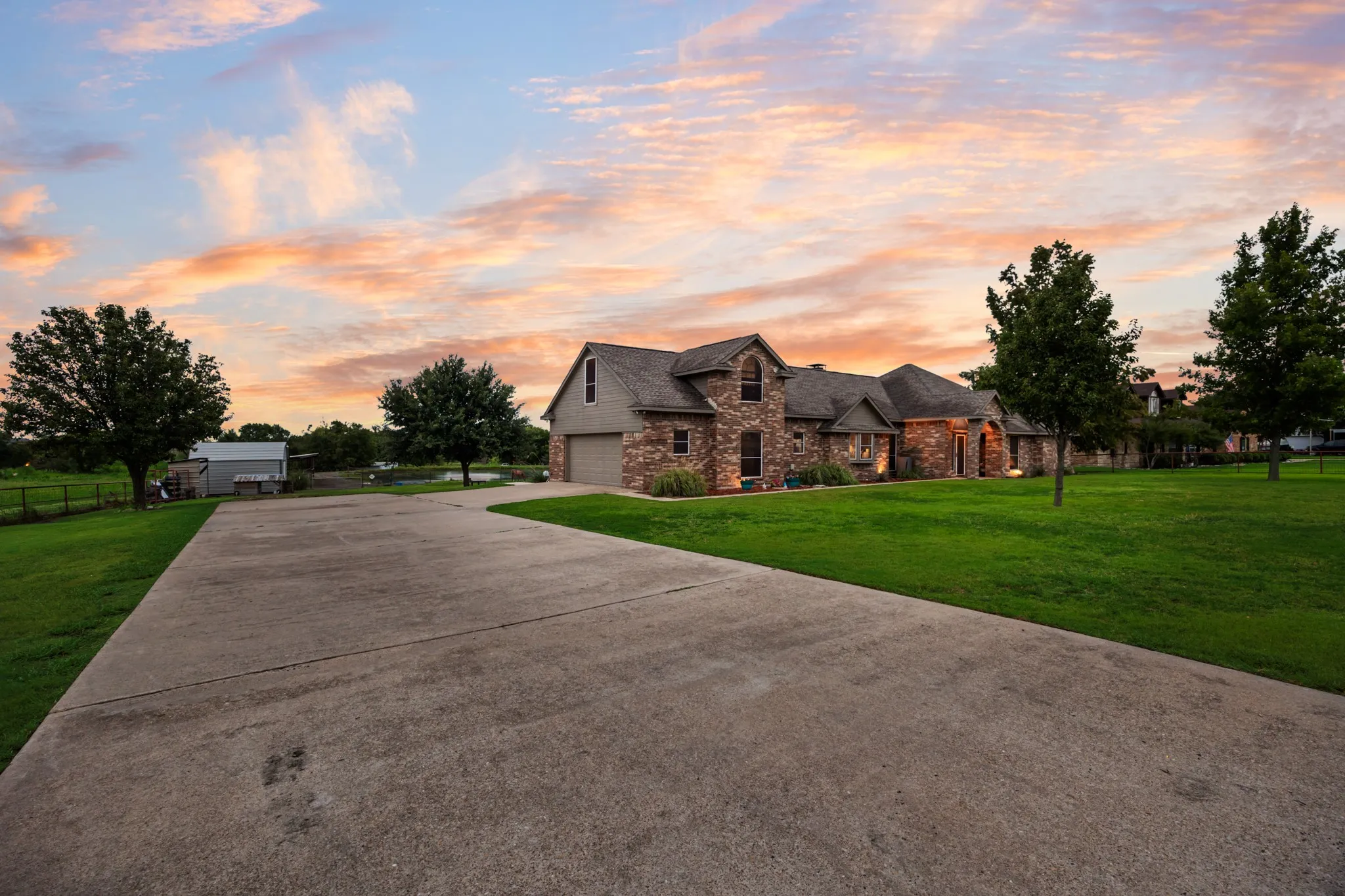 Single Family Residence For Sale in Kaufman County , 10052 Helms Trail, Forney, Texas 75126, 4 Bedroom, 3 Bathroom, 2 Garage spaces, 2,952 Sqft, built in 2000, mls#21334456, Real Estate Agent in Forney, Homes For Sale in Kaufman county, Homes For Sale in Forney, Realtor in Forney Texas, Real Estate Brokerage Independent Realty Texas, Luminita Cordes Realtor