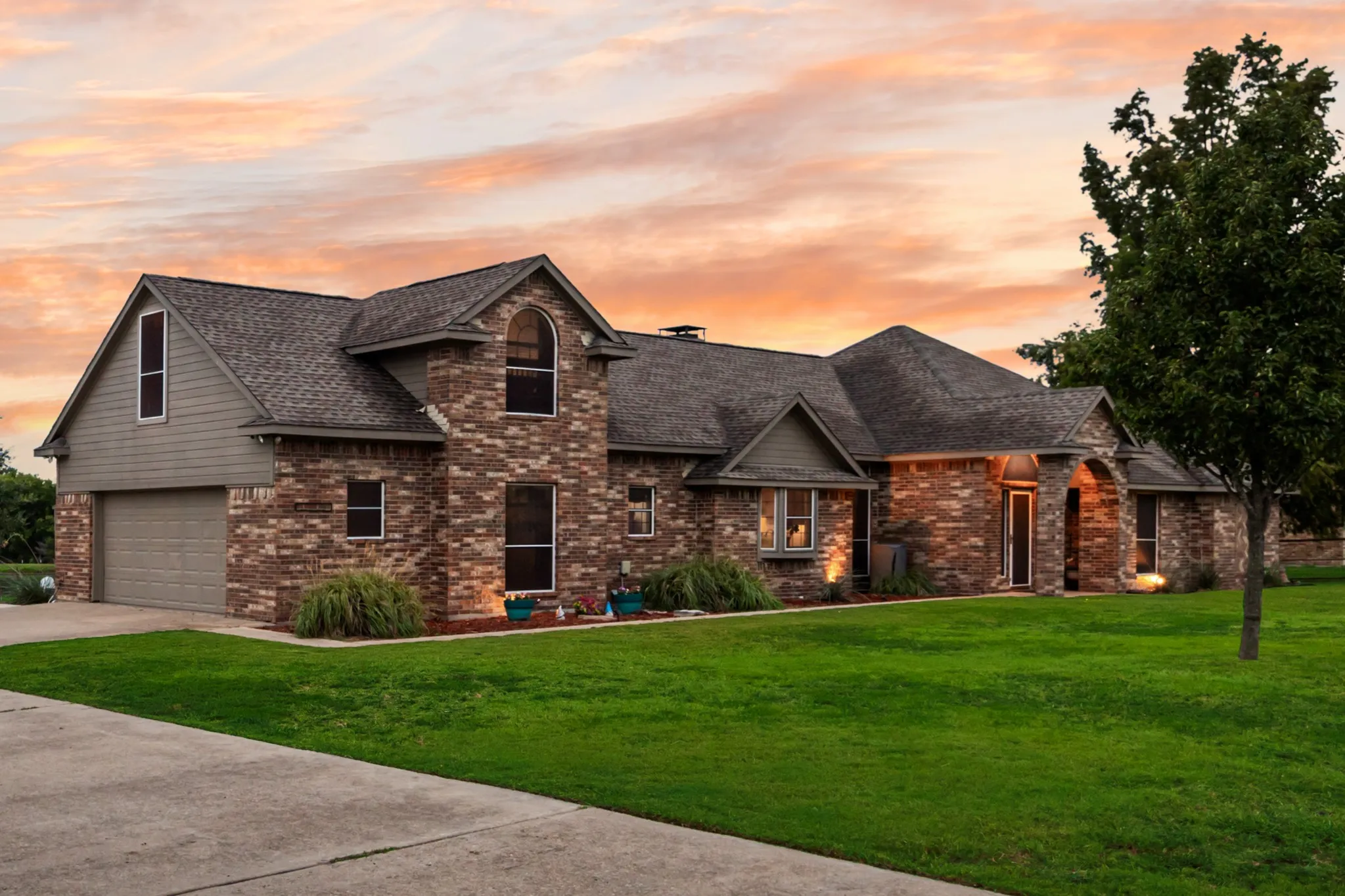 Single Family Residence For Sale in Kaufman County , 10052 Helms Trail, Forney, Texas 75126, 4 Bedroom, 3 Bathroom, 2 Garage spaces, 2,952 Sqft, built in 2000, mls#21334456, Real Estate Agent in Forney, Homes For Sale in Kaufman county, Homes For Sale in Forney, Realtor in Forney Texas, Real Estate Brokerage Independent Realty Texas, Luminita Cordes Realtor