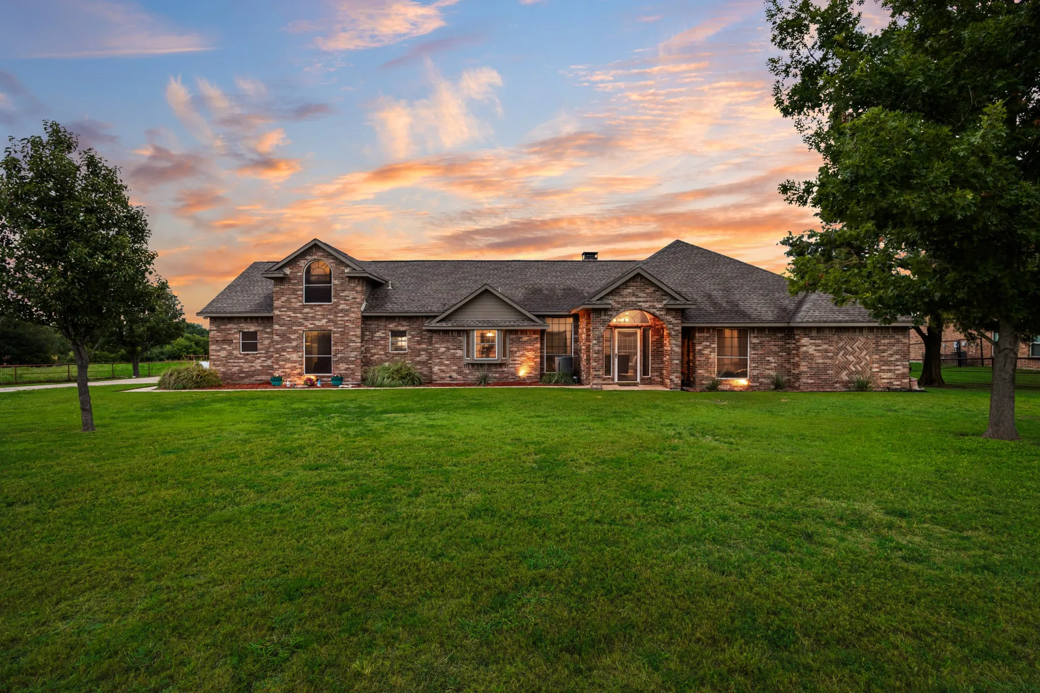 Single Family Residence For Sale in Kaufman County , 10052 Helms Trail, Forney, Texas 75126, 4 Bedroom, 3 Bathroom, 2 Garage spaces, 2,952 Sqft, built in 2000, mls#21334456, Real Estate Agent in Forney, Homes For Sale in Kaufman county, Homes For Sale in Forney, Realtor in Forney Texas, Real Estate Brokerage Independent Realty Texas, Luminita Cordes Realtor