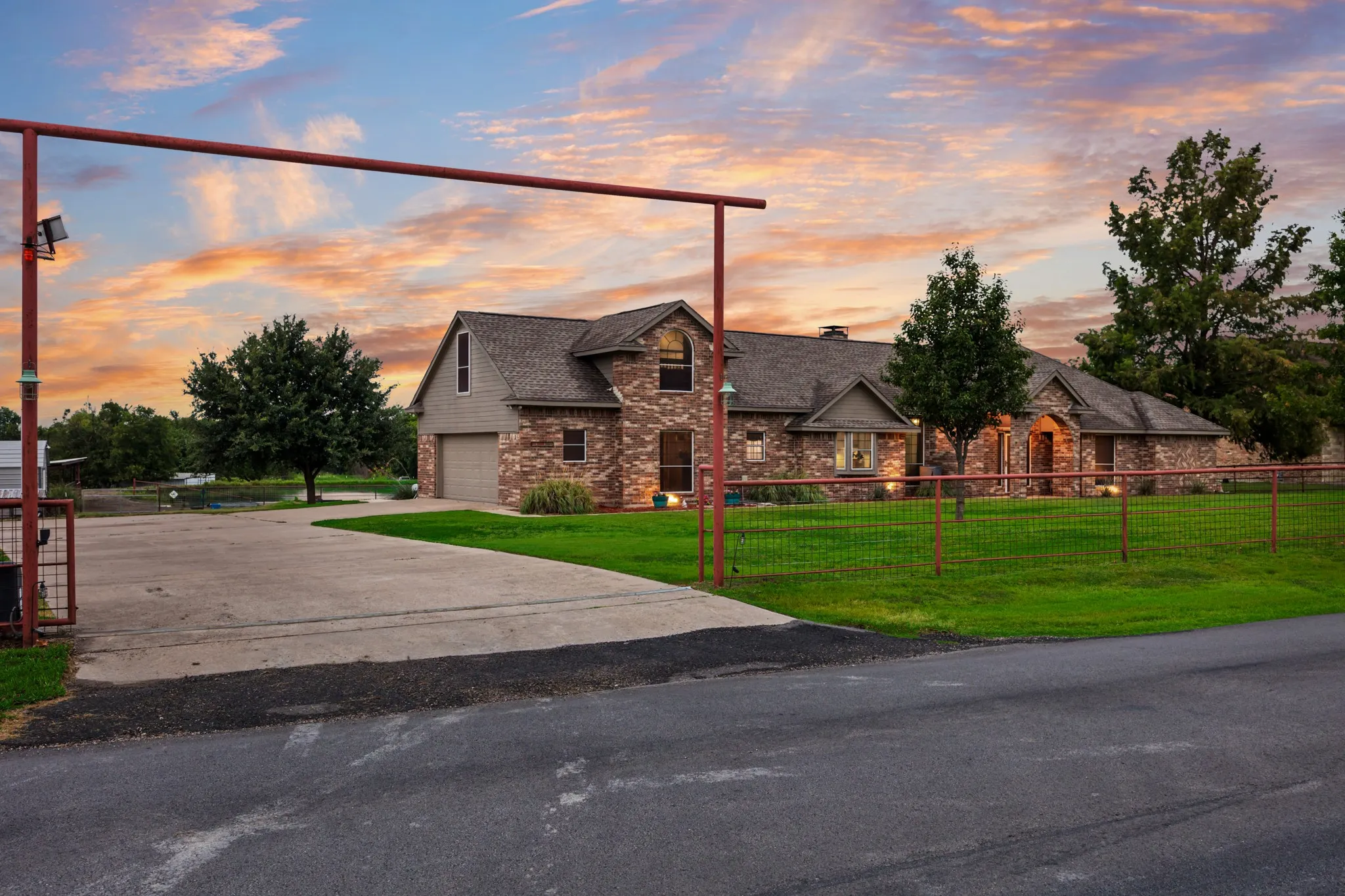Single Family Residence For Sale in Kaufman County , 10052 Helms Trail, Forney, Texas 75126, 4 Bedroom, 3 Bathroom, 2 Garage spaces, 2,952 Sqft, built in 2000, mls#21334456, Real Estate Agent in Forney, Homes For Sale in Kaufman county, Homes For Sale in Forney, Realtor in Forney Texas, Real Estate Brokerage Independent Realty Texas, Luminita Cordes Realtor