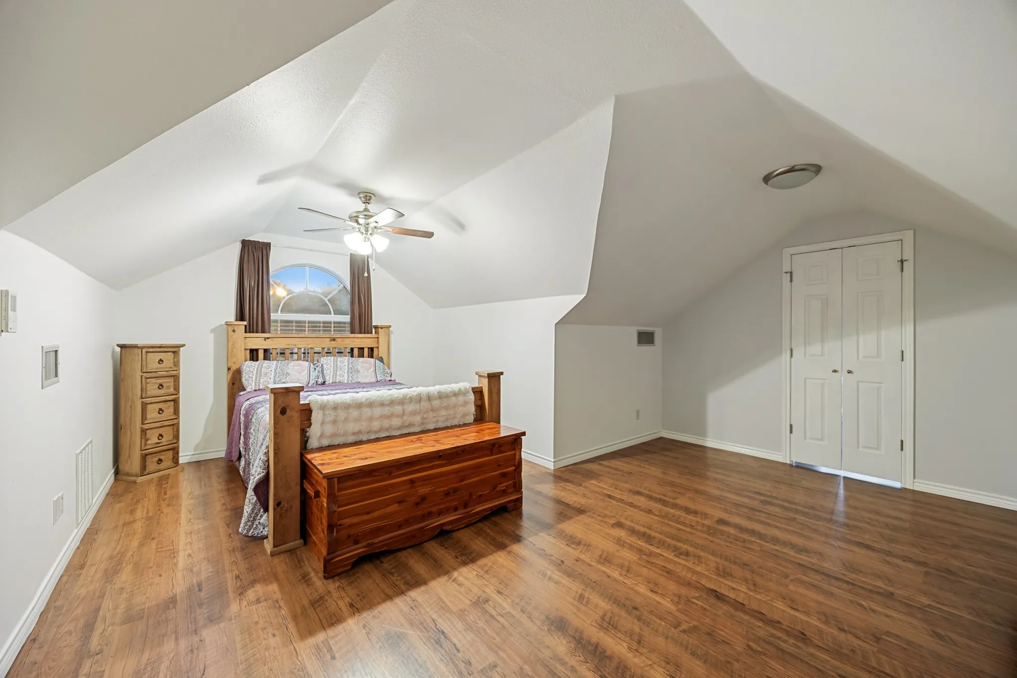 Single Family Residence For Sale in Kaufman County , 10052 Helms Trail, Forney, Texas 75126, 4 Bedroom, 3 Bathroom, 2 Garage spaces, 2,952 Sqft, built in 2000, mls#21334456, Real Estate Agent in Forney, Homes For Sale in Kaufman county, Homes For Sale in Forney, Realtor in Forney Texas, Real Estate Brokerage Independent Realty Texas, Luminita Cordes Realtor