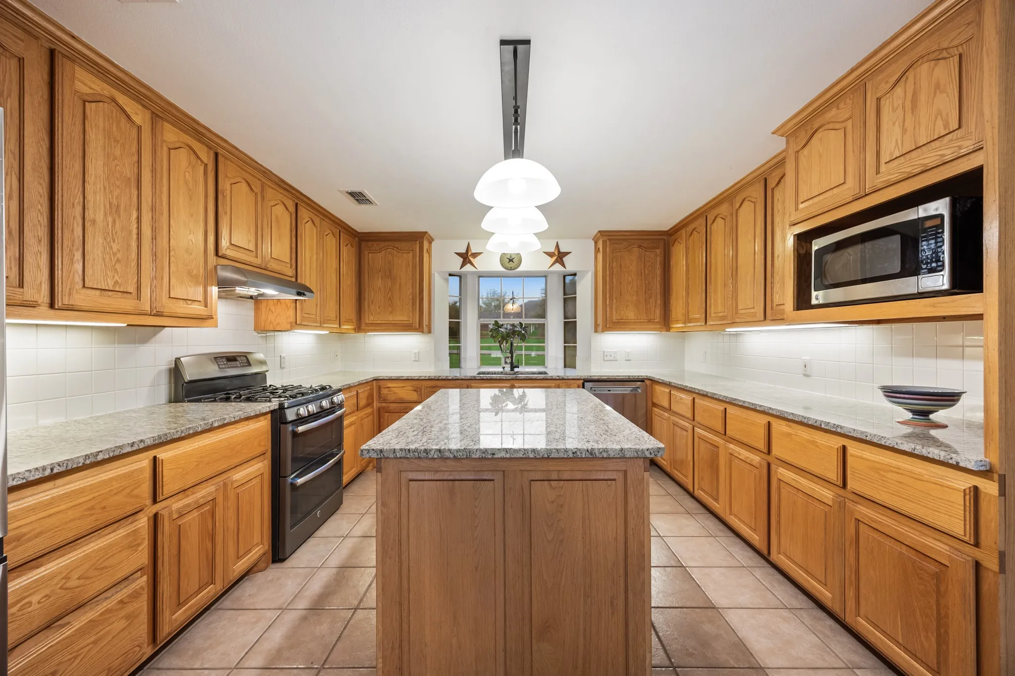 Single Family Residence For Sale in Kaufman County , 10052 Helms Trail, Forney, Texas 75126, 4 Bedroom, 3 Bathroom, 2 Garage spaces, 2,952 Sqft, built in 2000, mls#21334456, Real Estate Agent in Forney, Homes For Sale in Kaufman county, Homes For Sale in Forney, Realtor in Forney Texas, Real Estate Brokerage Independent Realty Texas, Luminita Cordes Realtor