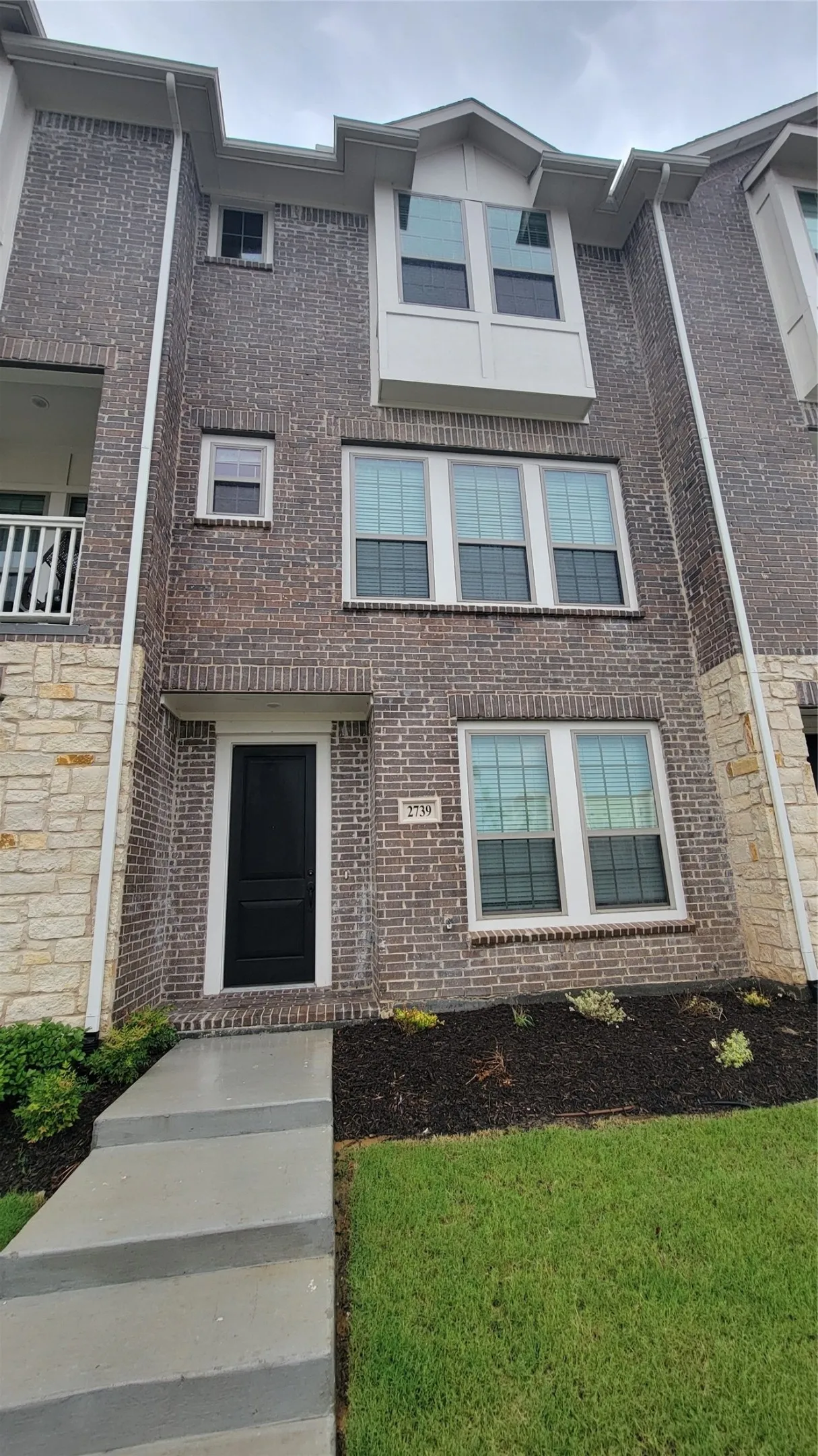 View of front of property featuring a front lawn