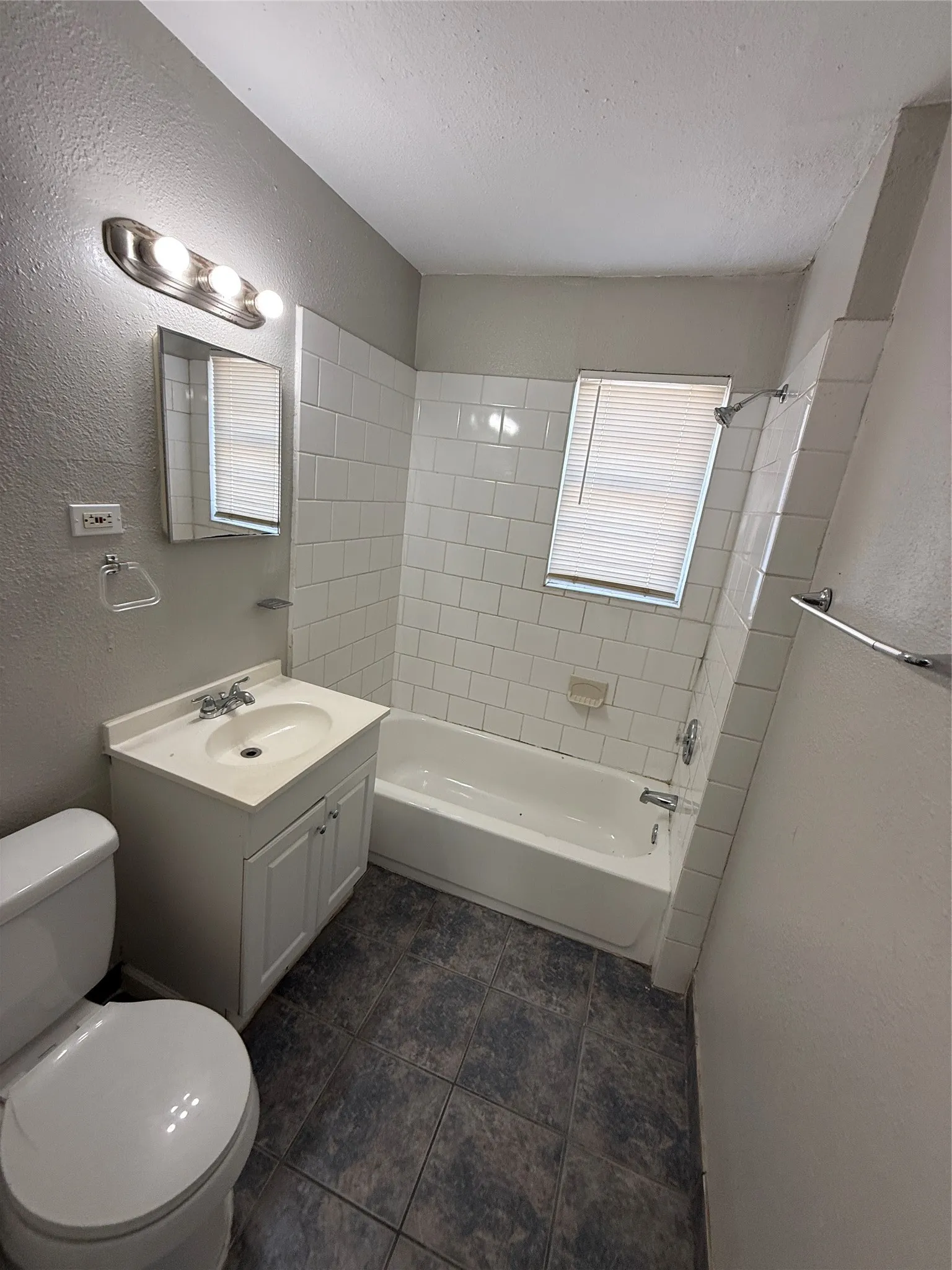 Apartment For Rent in Dallas County , 4520 Columbia Avenue 2, Dallas, Texas 75226, 1 Bedroom, 1 Bathroom, Garage spaces, 700 Sqft, built in 1963, mls#21335020, Real Estate Agent in Dallas, Homes For Rent in Dallas county, Homes For Rent in Dallas, Realtor in Dallas Texas, Real Estate Brokerage Independent Realty Texas, Luminita Cordes Realtor