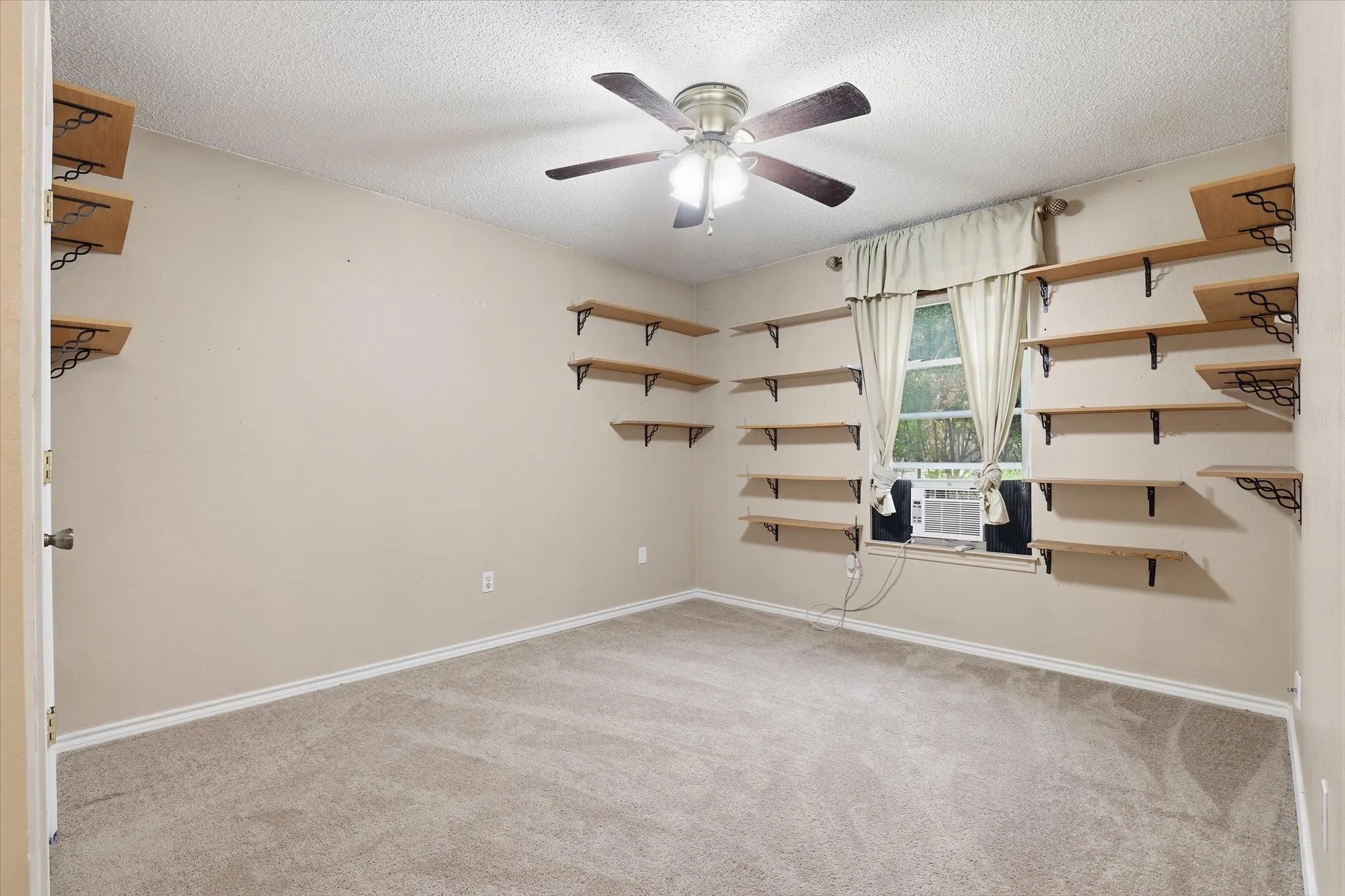 Single Family Residence For Sale in Tarrant County , 3509 Westgrove Drive, Arlington, Texas 76001, 3 Bedroom, 2 Bathroom, 1 Garage spaces, 974 Sqft, built in 1983, mls#21335025, Real Estate Agent in Arlington, Homes For Sale in Tarrant county, Homes For Sale in Arlington, Realtor in Arlington Texas, Real Estate Brokerage Independent Realty Texas, Luminita Cordes Realtor