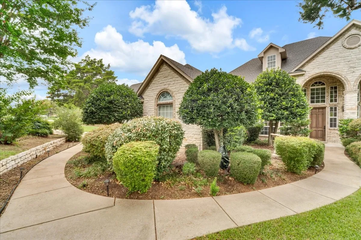 Single Family Residence For Sale in Ellis County , 2201 Somerset, Midlothian, Texas 76065, 4 Bedroom, 4 Bathroom, 3 Garage spaces, 4,020 Sqft, built in 2001, mls#21334132, Real Estate Agent in Midlothian, Homes For Sale in Ellis county, Homes For Sale in Midlothian, Realtor in Midlothian Texas, Real Estate Brokerage Independent Realty Texas, Luminita Cordes Realtor