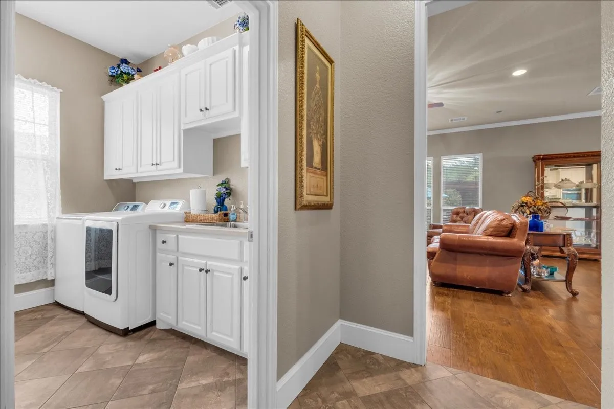 Single Family Residence For Sale in Ellis County , 2201 Somerset, Midlothian, Texas 76065, 4 Bedroom, 4 Bathroom, 3 Garage spaces, 4,020 Sqft, built in 2001, mls#21334132, Real Estate Agent in Midlothian, Homes For Sale in Ellis county, Homes For Sale in Midlothian, Realtor in Midlothian Texas, Real Estate Brokerage Independent Realty Texas, Luminita Cordes Realtor