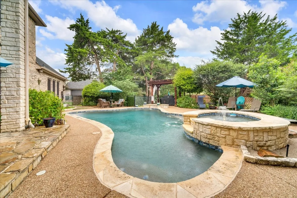 Single Family Residence For Sale in Ellis County , 2201 Somerset, Midlothian, Texas 76065, 4 Bedroom, 4 Bathroom, 3 Garage spaces, 4,020 Sqft, built in 2001, mls#21334132, Real Estate Agent in Midlothian, Homes For Sale in Ellis county, Homes For Sale in Midlothian, Realtor in Midlothian Texas, Real Estate Brokerage Independent Realty Texas, Luminita Cordes Realtor