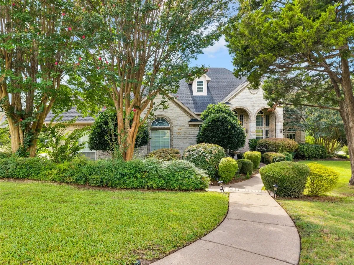 Single Family Residence For Sale in Ellis County , 2201 Somerset, Midlothian, Texas 76065, 4 Bedroom, 4 Bathroom, 3 Garage spaces, 4,020 Sqft, built in 2001, mls#21334132, Real Estate Agent in Midlothian, Homes For Sale in Ellis county, Homes For Sale in Midlothian, Realtor in Midlothian Texas, Real Estate Brokerage Independent Realty Texas, Luminita Cordes Realtor