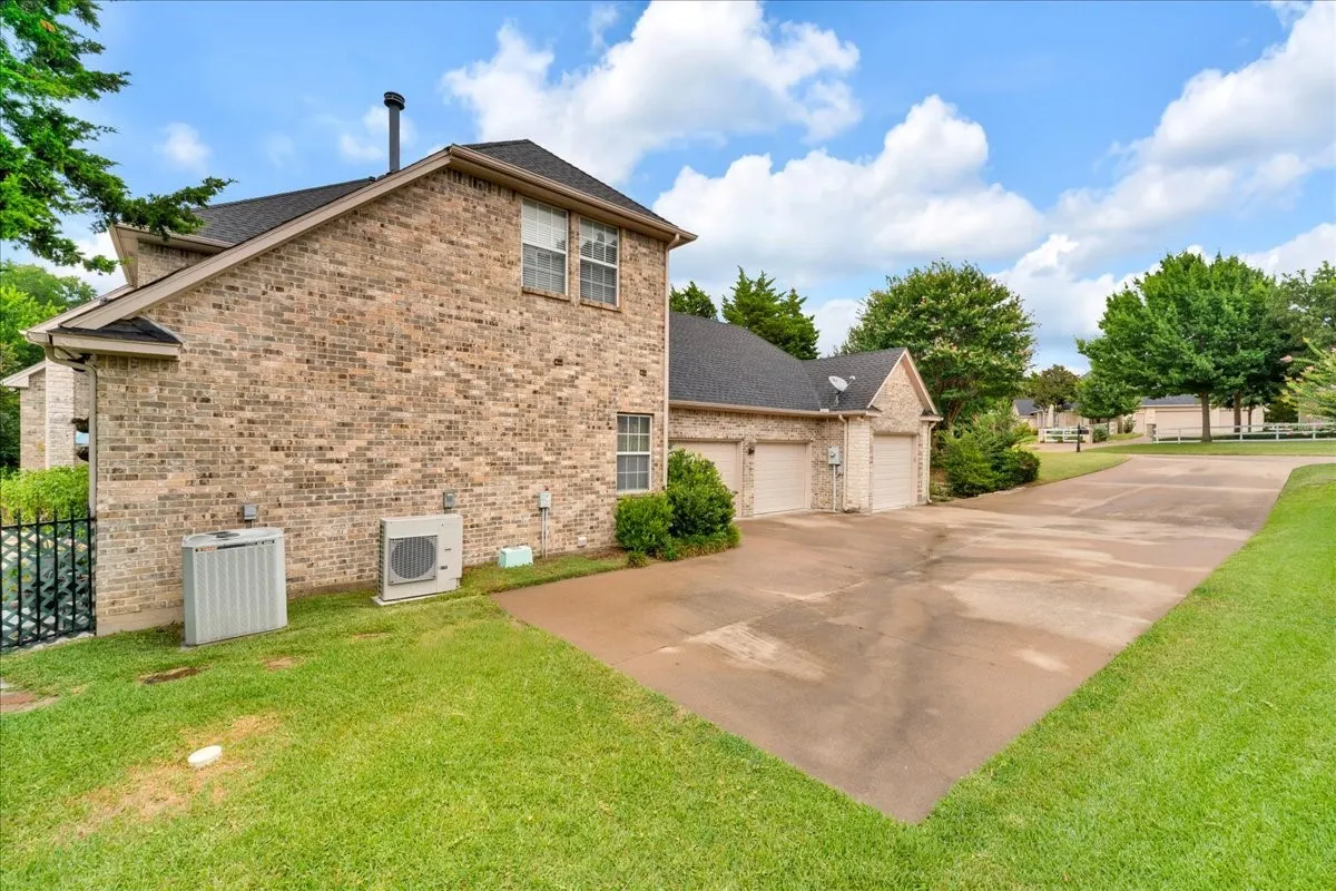 Single Family Residence For Sale in Ellis County , 2201 Somerset, Midlothian, Texas 76065, 4 Bedroom, 4 Bathroom, 3 Garage spaces, 4,020 Sqft, built in 2001, mls#21334132, Real Estate Agent in Midlothian, Homes For Sale in Ellis county, Homes For Sale in Midlothian, Realtor in Midlothian Texas, Real Estate Brokerage Independent Realty Texas, Luminita Cordes Realtor