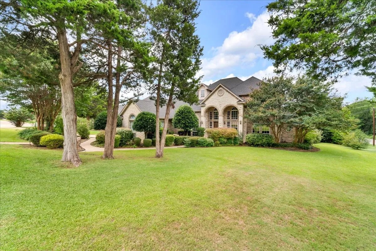 Single Family Residence For Sale in Ellis County , 2201 Somerset, Midlothian, Texas 76065, 4 Bedroom, 4 Bathroom, 3 Garage spaces, 4,020 Sqft, built in 2001, mls#21334132, Real Estate Agent in Midlothian, Homes For Sale in Ellis county, Homes For Sale in Midlothian, Realtor in Midlothian Texas, Real Estate Brokerage Independent Realty Texas, Luminita Cordes Realtor