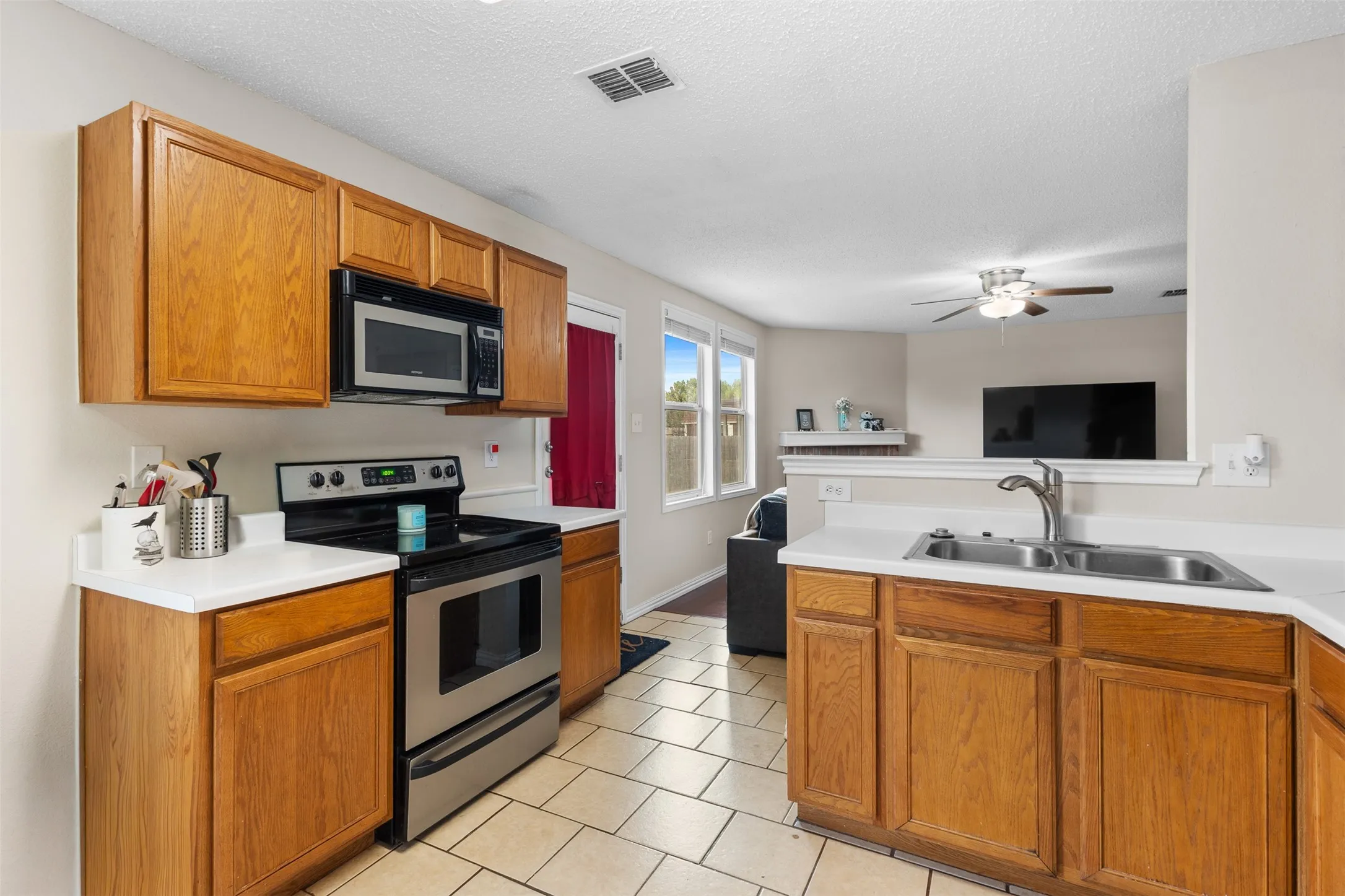 Single Family Residence For Sale in Tarrant County , 1434 Paint Brush Court, Burleson, Texas 76028, 3 Bedroom, 2 Bathroom, 2 Garage spaces, 1,452 Sqft, built in 2005, mls#21330064, Real Estate Agent in Burleson, Homes For Sale in Tarrant county, Homes For Sale in Burleson, Realtor in Burleson Texas, Real Estate Brokerage Independent Realty Texas, Luminita Cordes Realtor