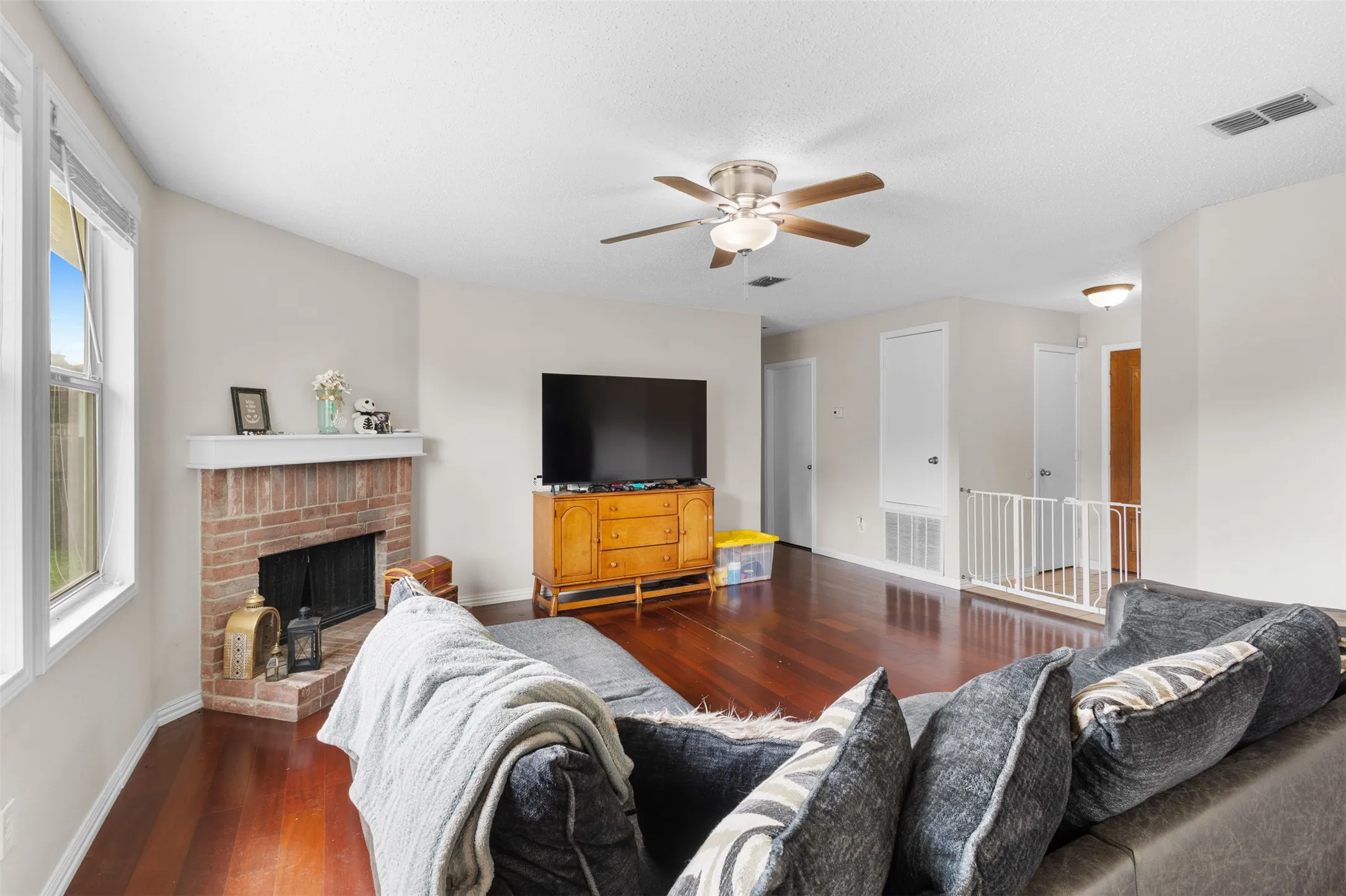 Single Family Residence For Sale in Tarrant County , 1434 Paint Brush Court, Burleson, Texas 76028, 3 Bedroom, 2 Bathroom, 2 Garage spaces, 1,452 Sqft, built in 2005, mls#21330064, Real Estate Agent in Burleson, Homes For Sale in Tarrant county, Homes For Sale in Burleson, Realtor in Burleson Texas, Real Estate Brokerage Independent Realty Texas, Luminita Cordes Realtor