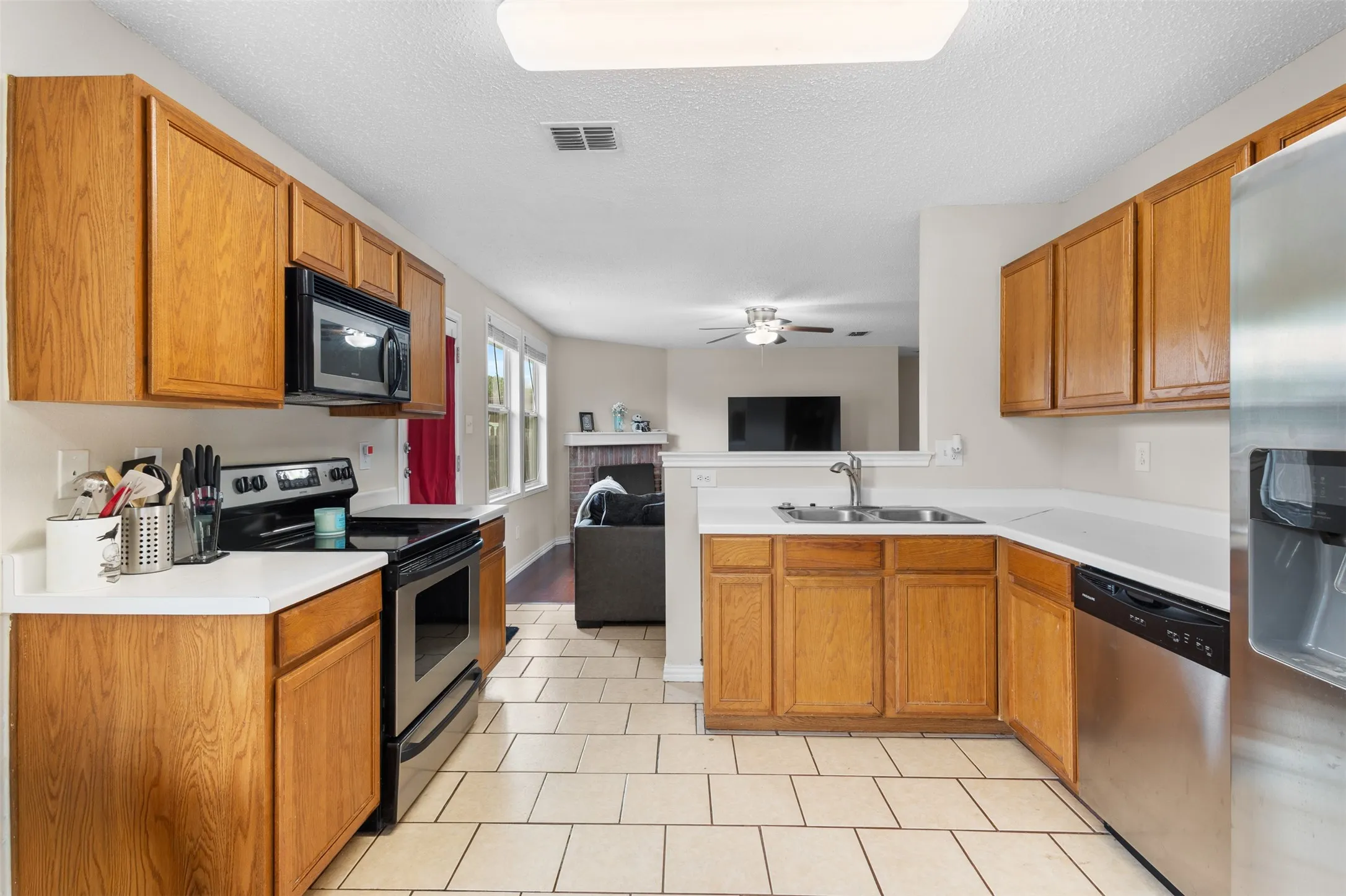 Single Family Residence For Sale in Tarrant County , 1434 Paint Brush Court, Burleson, Texas 76028, 3 Bedroom, 2 Bathroom, 2 Garage spaces, 1,452 Sqft, built in 2005, mls#21330064, Real Estate Agent in Burleson, Homes For Sale in Tarrant county, Homes For Sale in Burleson, Realtor in Burleson Texas, Real Estate Brokerage Independent Realty Texas, Luminita Cordes Realtor