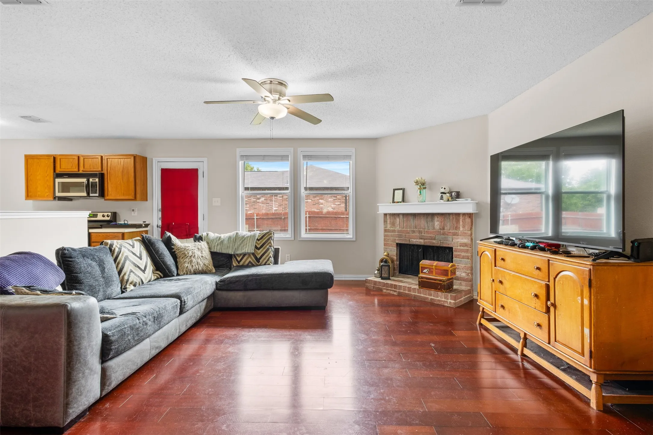 Single Family Residence For Sale in Tarrant County , 1434 Paint Brush Court, Burleson, Texas 76028, 3 Bedroom, 2 Bathroom, 2 Garage spaces, 1,452 Sqft, built in 2005, mls#21330064, Real Estate Agent in Burleson, Homes For Sale in Tarrant county, Homes For Sale in Burleson, Realtor in Burleson Texas, Real Estate Brokerage Independent Realty Texas, Luminita Cordes Realtor