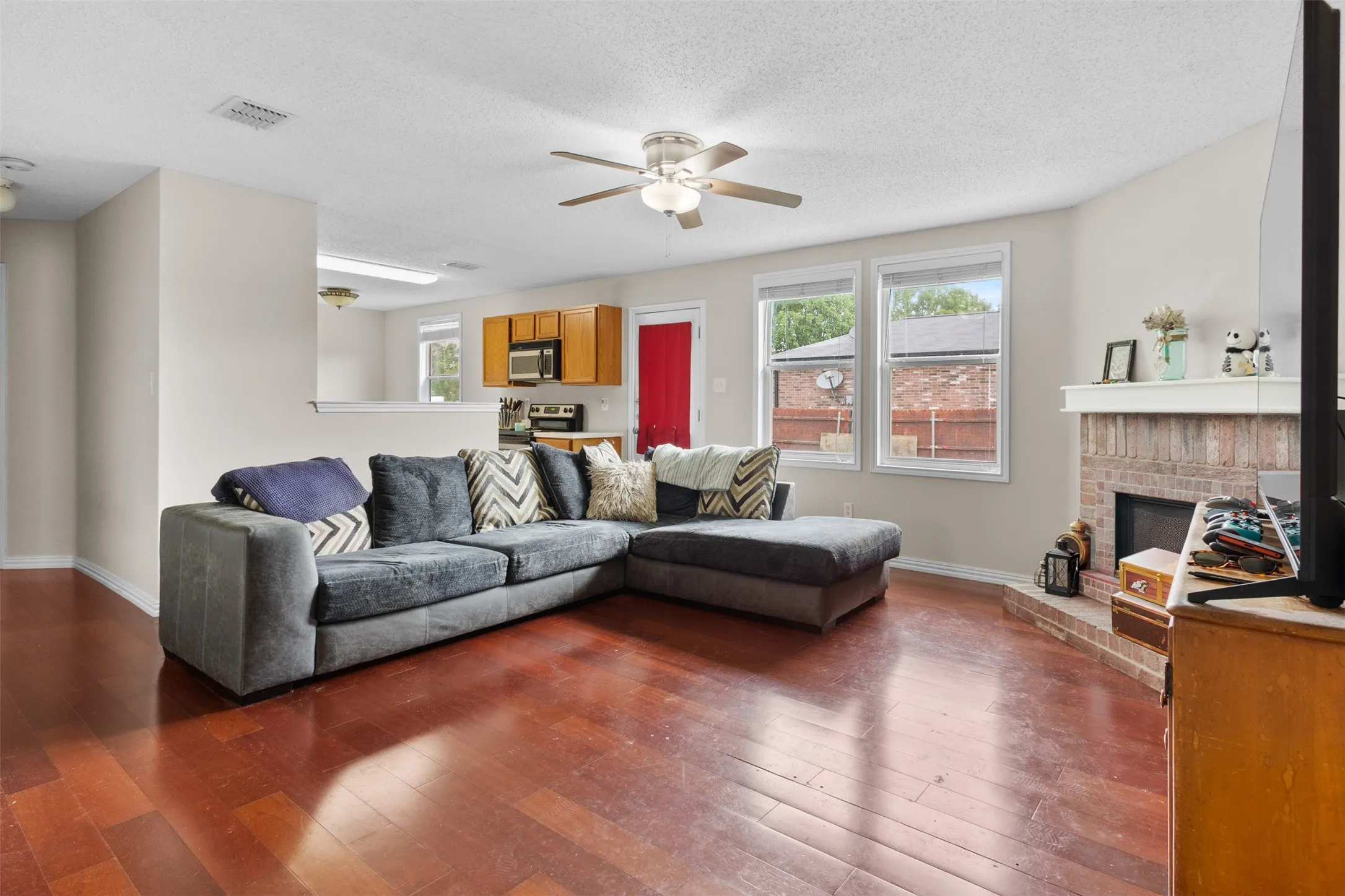 Single Family Residence For Sale in Tarrant County , 1434 Paint Brush Court, Burleson, Texas 76028, 3 Bedroom, 2 Bathroom, 2 Garage spaces, 1,452 Sqft, built in 2005, mls#21330064, Real Estate Agent in Burleson, Homes For Sale in Tarrant county, Homes For Sale in Burleson, Realtor in Burleson Texas, Real Estate Brokerage Independent Realty Texas, Luminita Cordes Realtor
