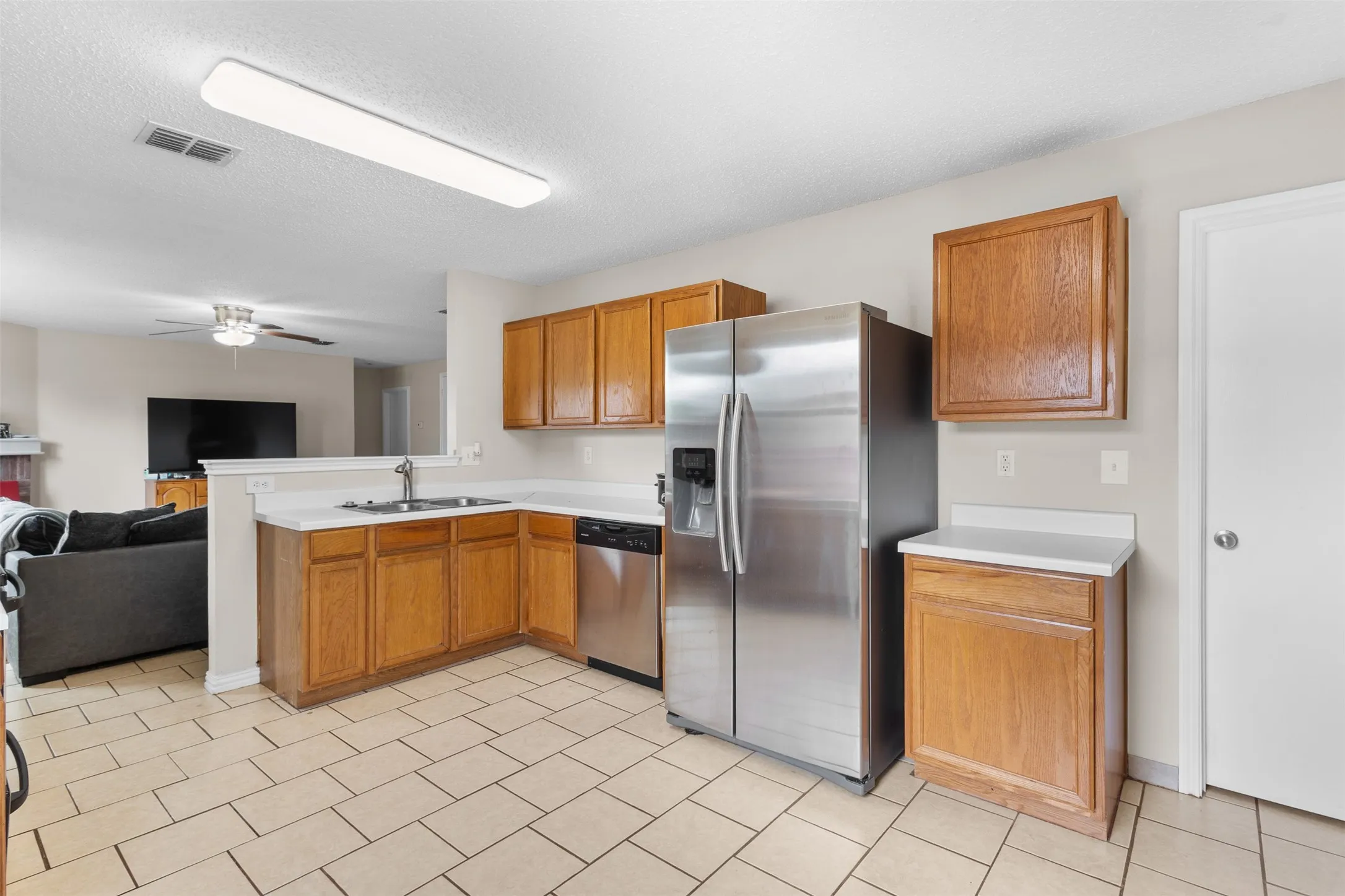 Single Family Residence For Sale in Tarrant County , 1434 Paint Brush Court, Burleson, Texas 76028, 3 Bedroom, 2 Bathroom, 2 Garage spaces, 1,452 Sqft, built in 2005, mls#21330064, Real Estate Agent in Burleson, Homes For Sale in Tarrant county, Homes For Sale in Burleson, Realtor in Burleson Texas, Real Estate Brokerage Independent Realty Texas, Luminita Cordes Realtor