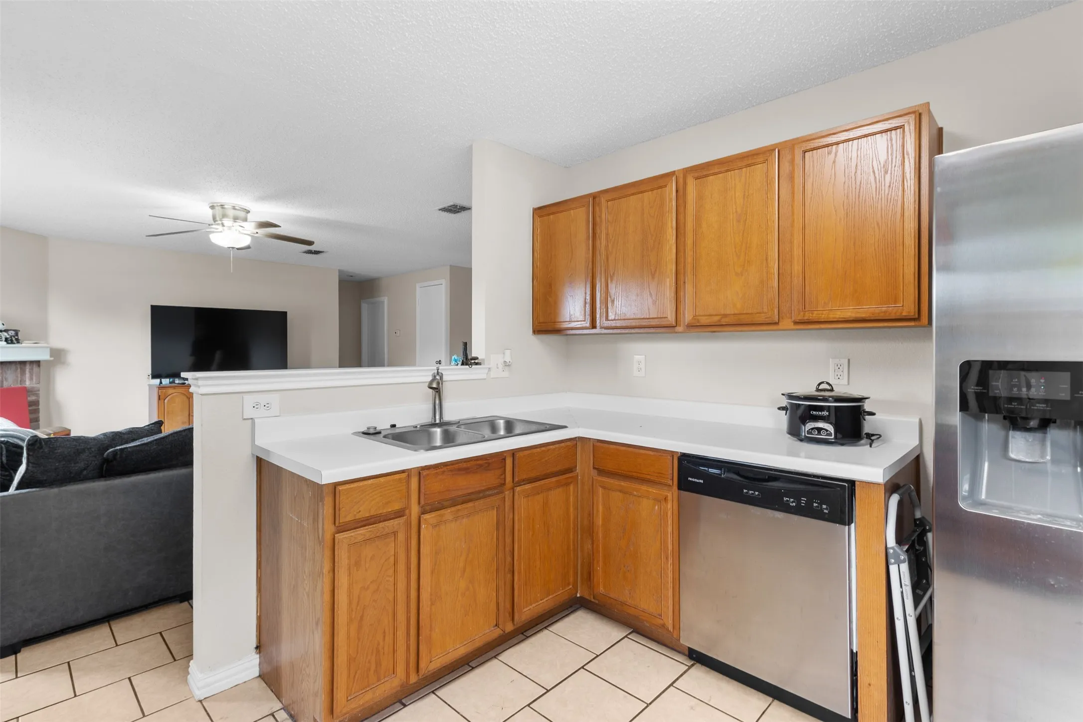 Single Family Residence For Sale in Tarrant County , 1434 Paint Brush Court, Burleson, Texas 76028, 3 Bedroom, 2 Bathroom, 2 Garage spaces, 1,452 Sqft, built in 2005, mls#21330064, Real Estate Agent in Burleson, Homes For Sale in Tarrant county, Homes For Sale in Burleson, Realtor in Burleson Texas, Real Estate Brokerage Independent Realty Texas, Luminita Cordes Realtor