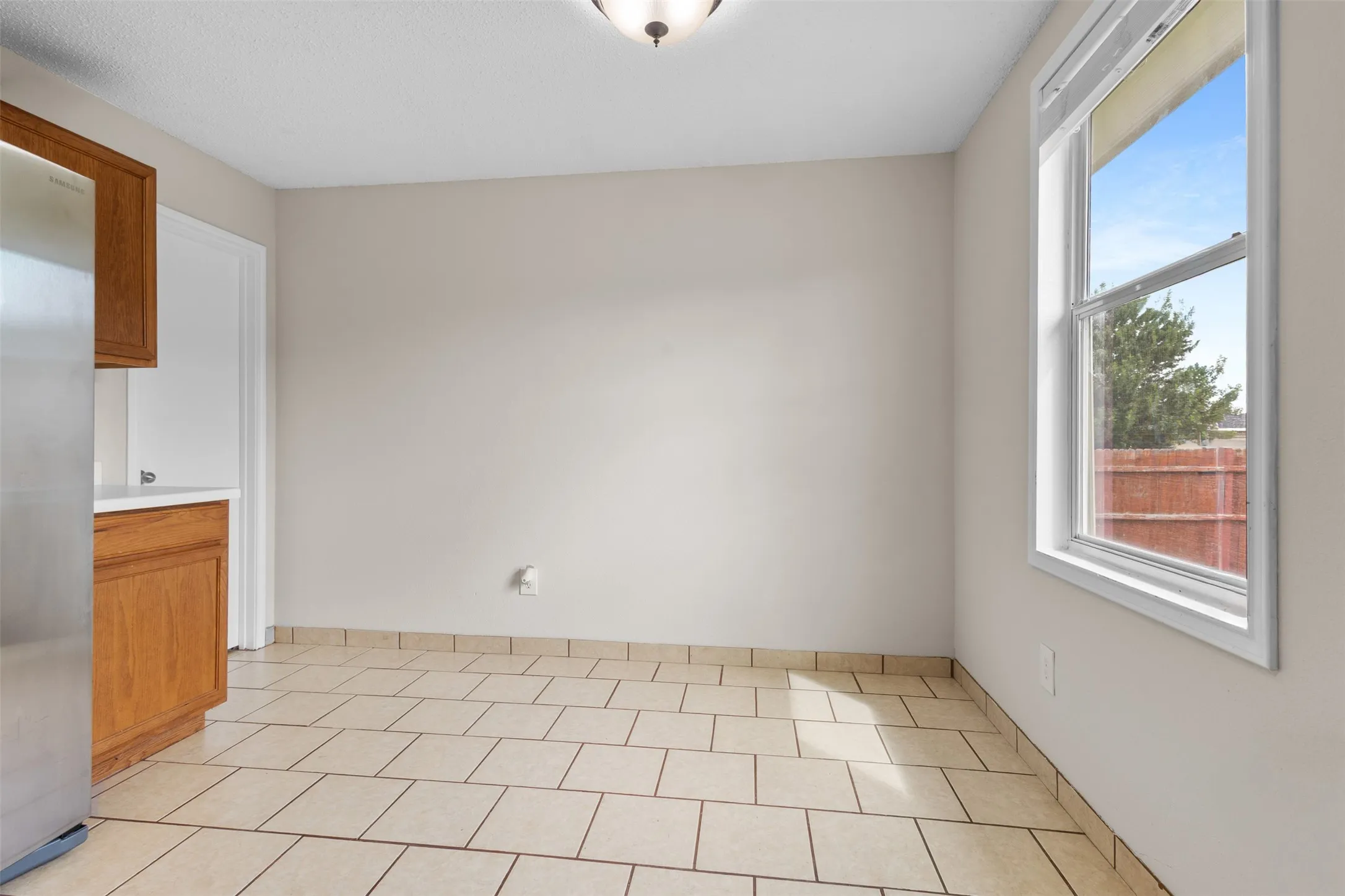 Single Family Residence For Sale in Tarrant County , 1434 Paint Brush Court, Burleson, Texas 76028, 3 Bedroom, 2 Bathroom, 2 Garage spaces, 1,452 Sqft, built in 2005, mls#21330064, Real Estate Agent in Burleson, Homes For Sale in Tarrant county, Homes For Sale in Burleson, Realtor in Burleson Texas, Real Estate Brokerage Independent Realty Texas, Luminita Cordes Realtor