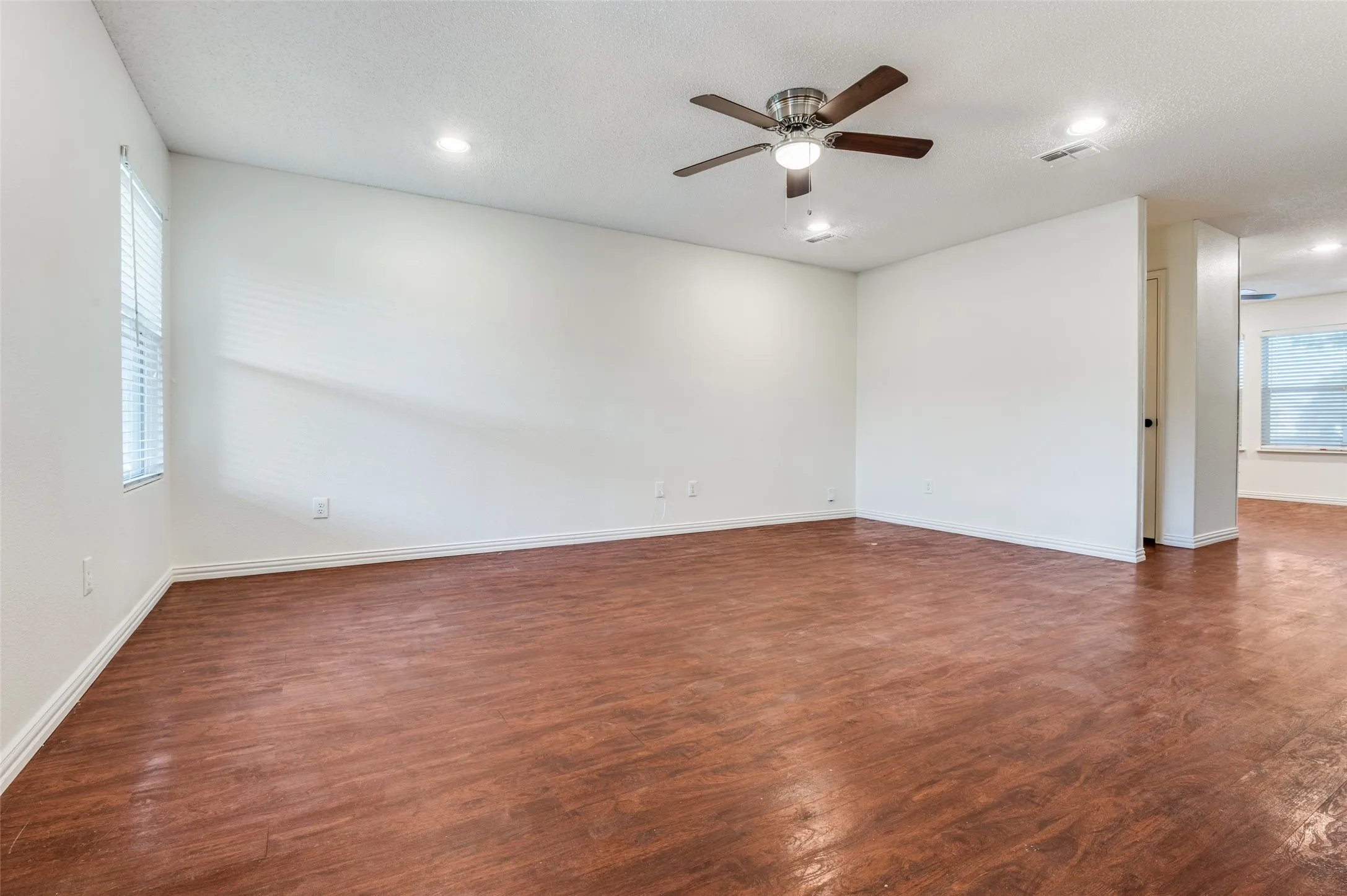 Single Family Residence For Sale in Tarrant County , 1122 Mazourka Drive, Arlington, Texas 76001, 4 Bedroom, 3 Bathroom, 2 Garage spaces, 2,594 Sqft, built in 1999, mls#21335049, Real Estate Agent in Arlington, Homes For Sale in Tarrant county, Homes For Sale in Arlington, Realtor in Arlington Texas, Real Estate Brokerage Independent Realty Texas, Luminita Cordes Realtor