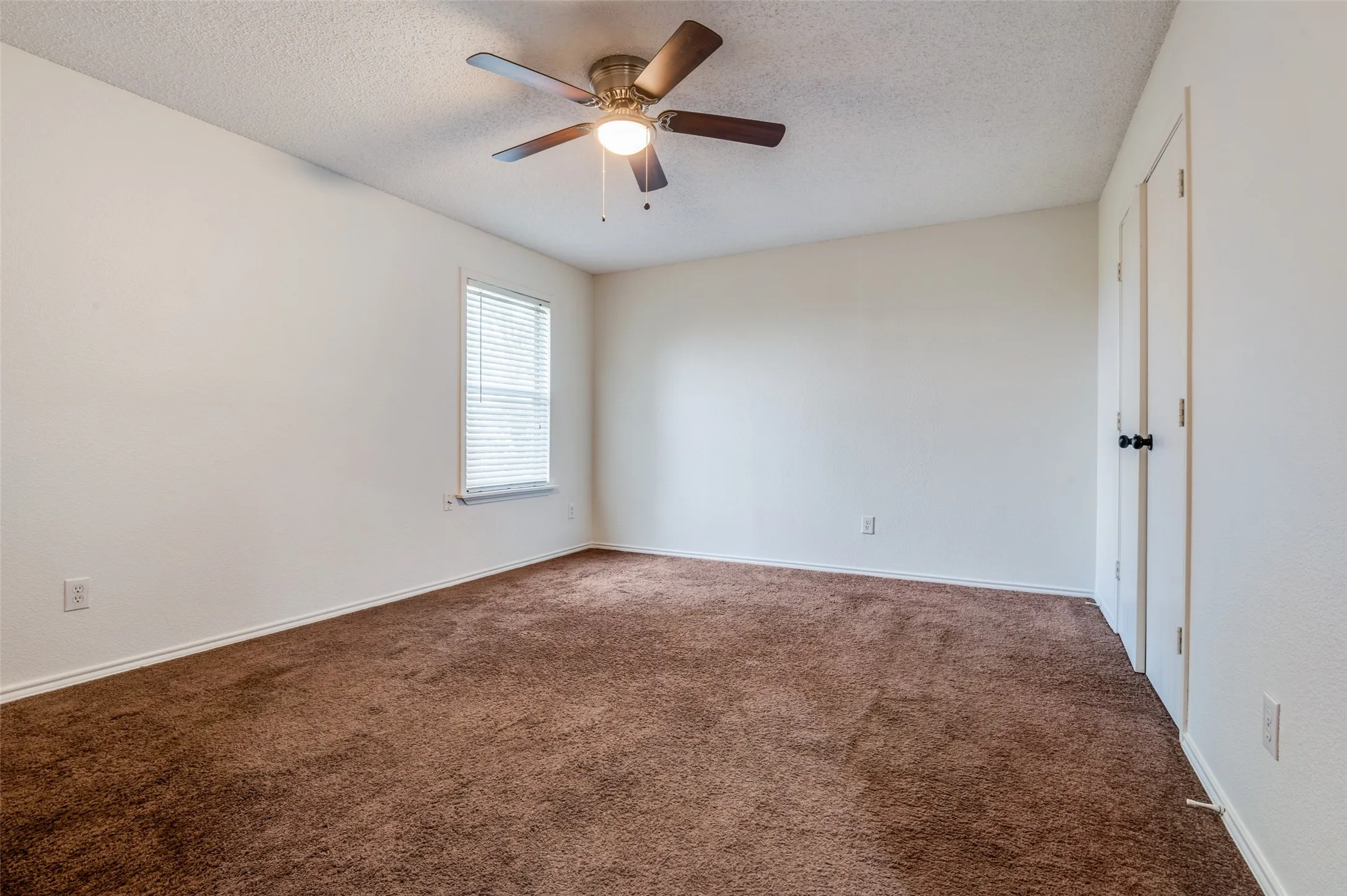 Single Family Residence For Sale in Tarrant County , 1122 Mazourka Drive, Arlington, Texas 76001, 4 Bedroom, 3 Bathroom, 2 Garage spaces, 2,594 Sqft, built in 1999, mls#21335049, Real Estate Agent in Arlington, Homes For Sale in Tarrant county, Homes For Sale in Arlington, Realtor in Arlington Texas, Real Estate Brokerage Independent Realty Texas, Luminita Cordes Realtor