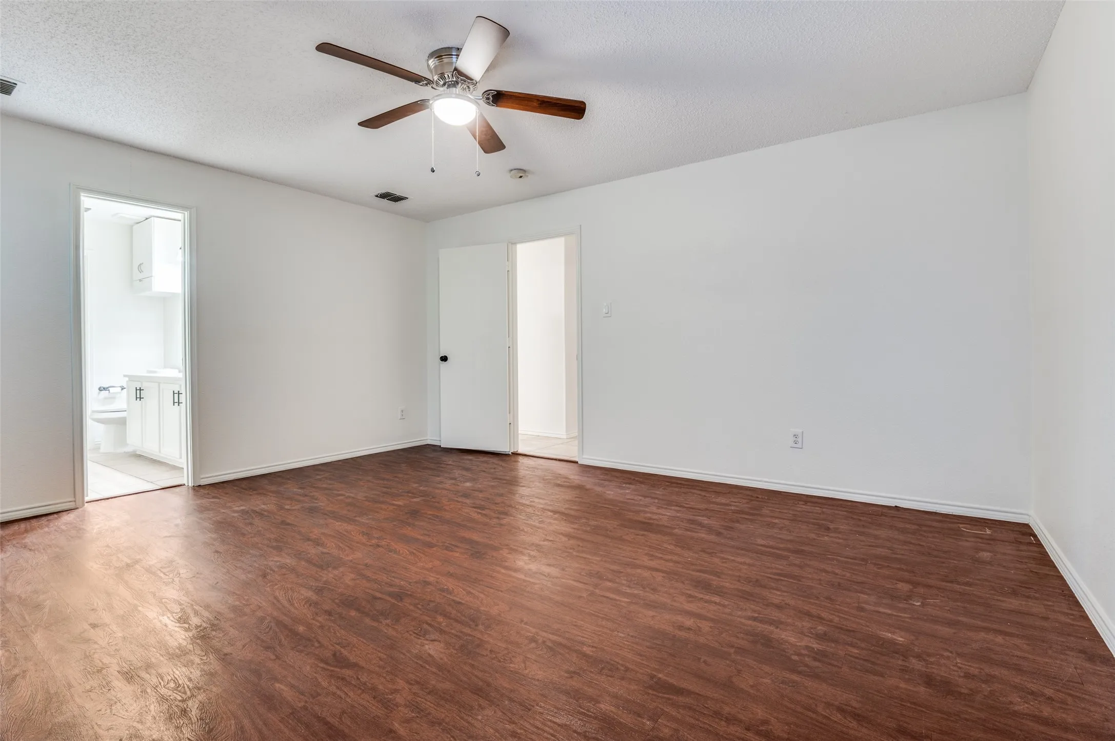 Single Family Residence For Sale in Tarrant County , 1122 Mazourka Drive, Arlington, Texas 76001, 4 Bedroom, 3 Bathroom, 2 Garage spaces, 2,594 Sqft, built in 1999, mls#21335049, Real Estate Agent in Arlington, Homes For Sale in Tarrant county, Homes For Sale in Arlington, Realtor in Arlington Texas, Real Estate Brokerage Independent Realty Texas, Luminita Cordes Realtor