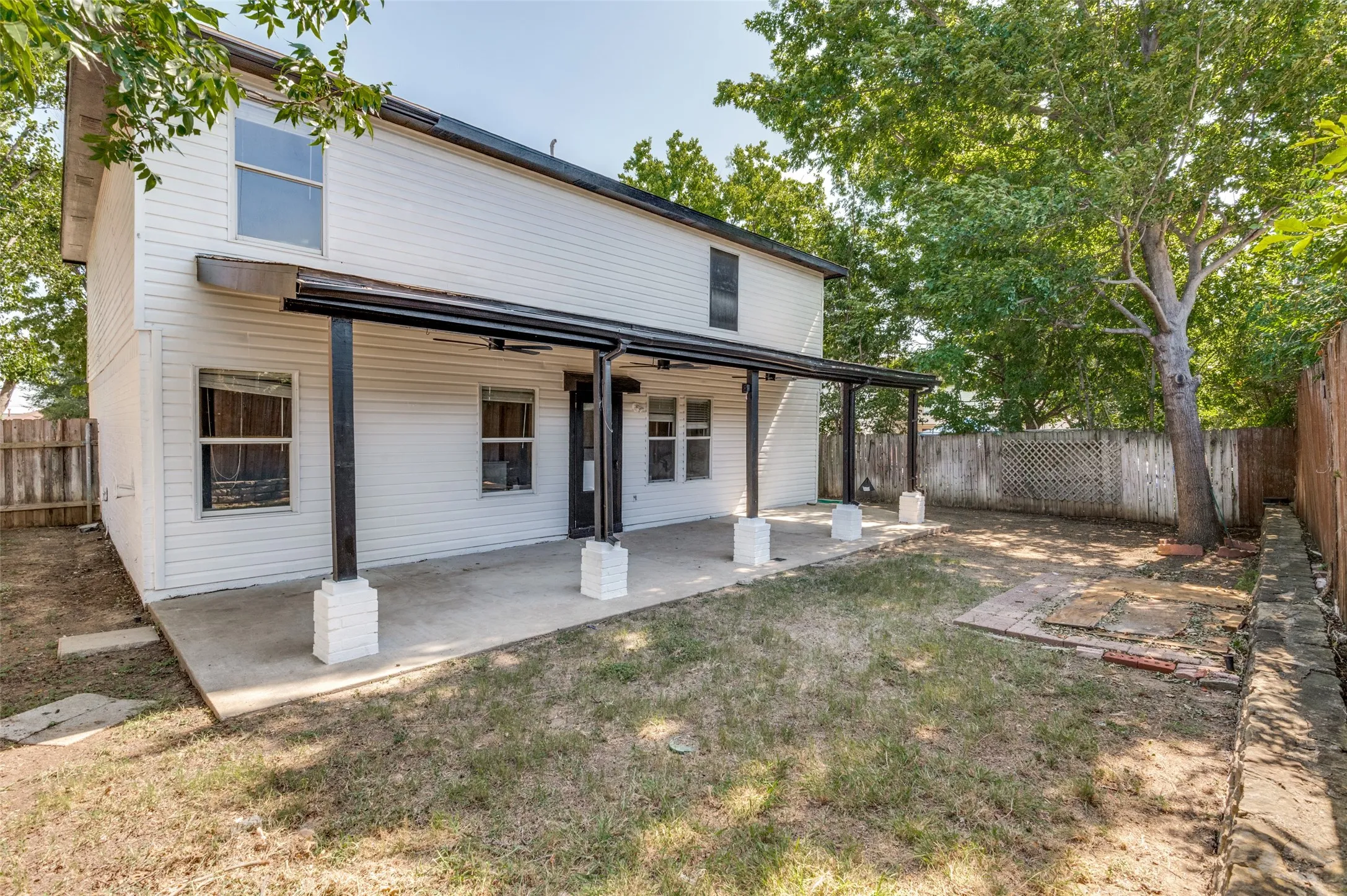 Single Family Residence For Sale in Tarrant County , 1122 Mazourka Drive, Arlington, Texas 76001, 4 Bedroom, 3 Bathroom, 2 Garage spaces, 2,594 Sqft, built in 1999, mls#21335049, Real Estate Agent in Arlington, Homes For Sale in Tarrant county, Homes For Sale in Arlington, Realtor in Arlington Texas, Real Estate Brokerage Independent Realty Texas, Luminita Cordes Realtor