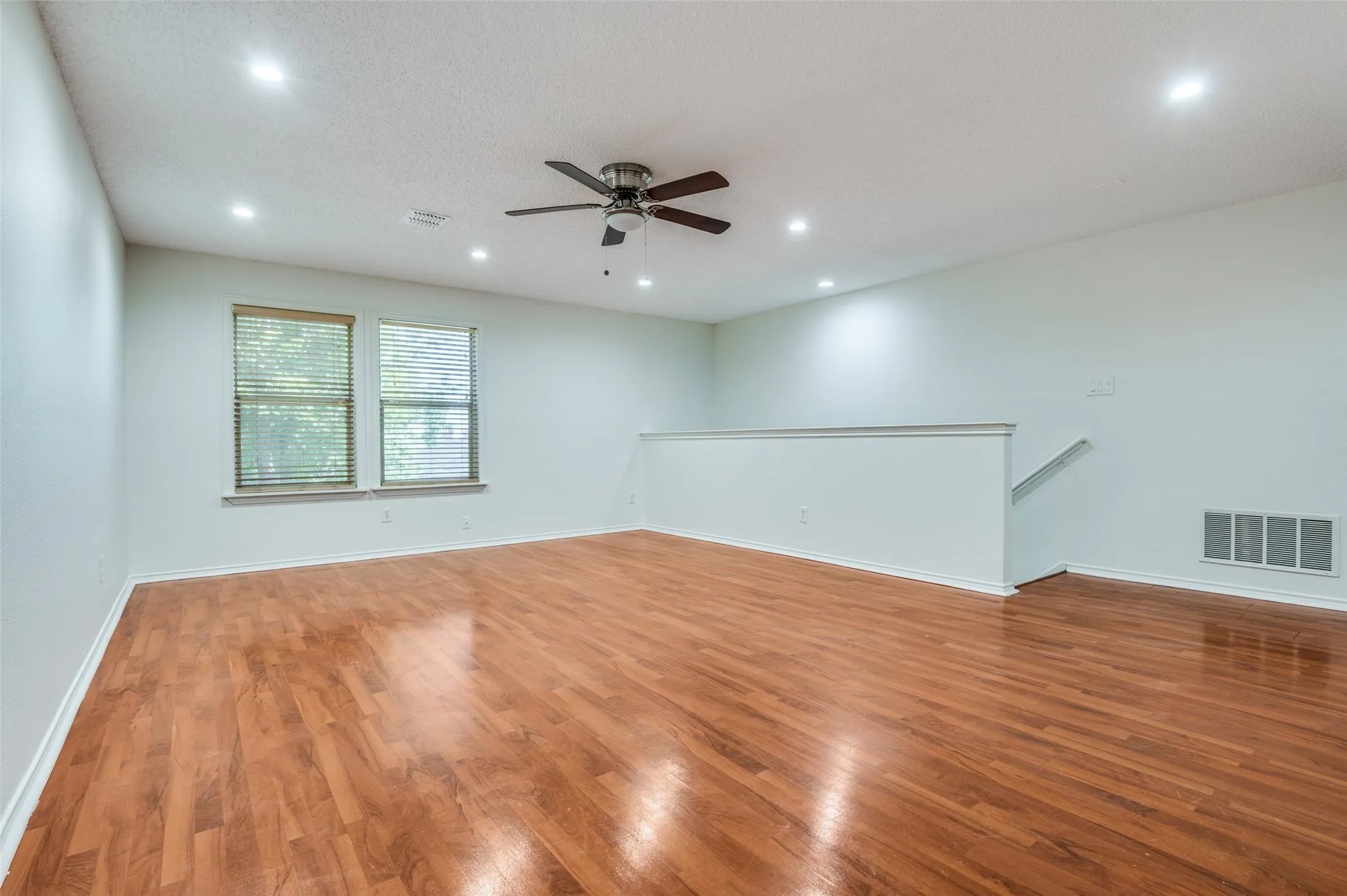 Single Family Residence For Sale in Tarrant County , 1122 Mazourka Drive, Arlington, Texas 76001, 4 Bedroom, 3 Bathroom, 2 Garage spaces, 2,594 Sqft, built in 1999, mls#21335049, Real Estate Agent in Arlington, Homes For Sale in Tarrant county, Homes For Sale in Arlington, Realtor in Arlington Texas, Real Estate Brokerage Independent Realty Texas, Luminita Cordes Realtor