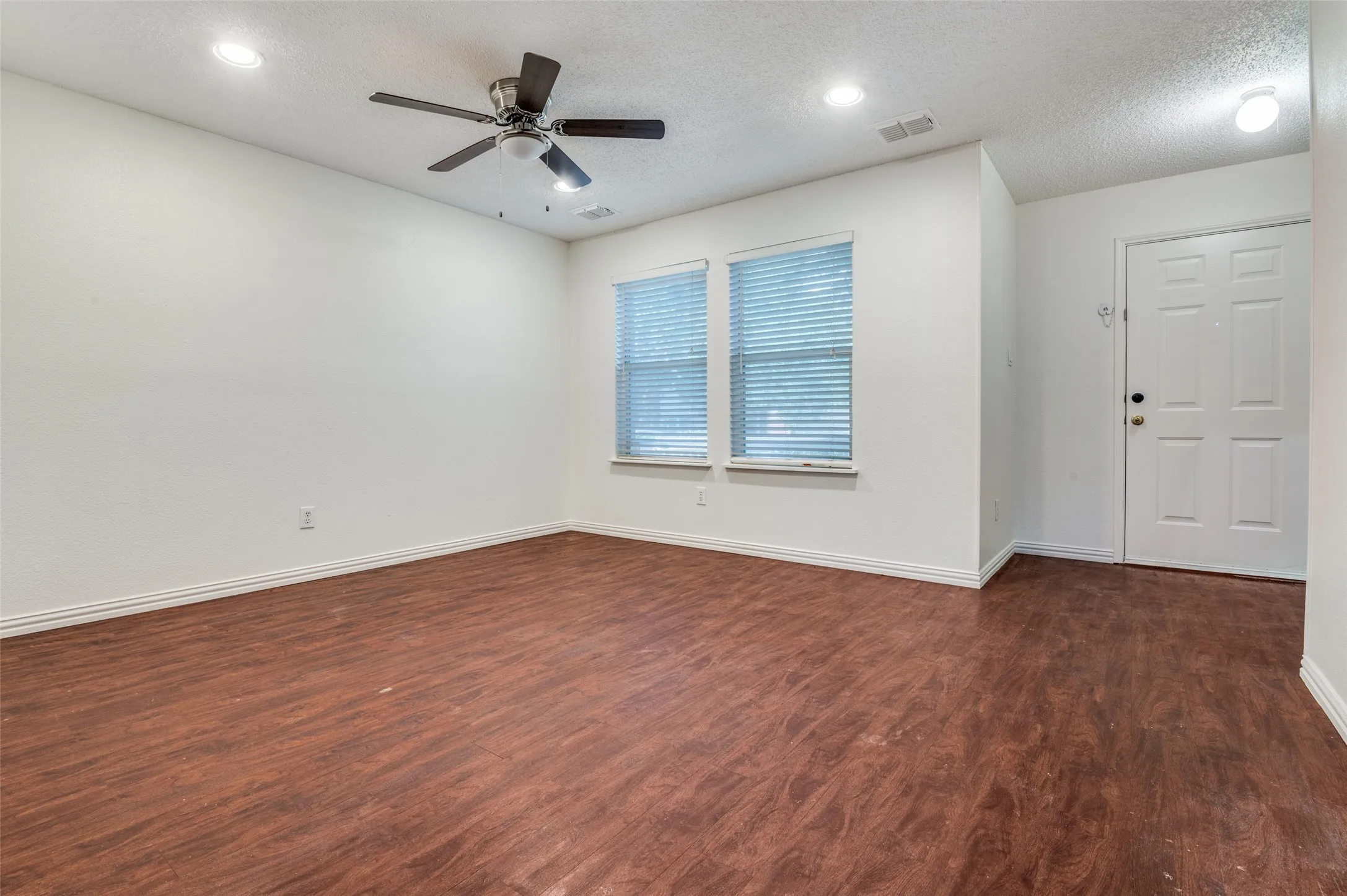 Single Family Residence For Sale in Tarrant County , 1122 Mazourka Drive, Arlington, Texas 76001, 4 Bedroom, 3 Bathroom, 2 Garage spaces, 2,594 Sqft, built in 1999, mls#21335049, Real Estate Agent in Arlington, Homes For Sale in Tarrant county, Homes For Sale in Arlington, Realtor in Arlington Texas, Real Estate Brokerage Independent Realty Texas, Luminita Cordes Realtor
