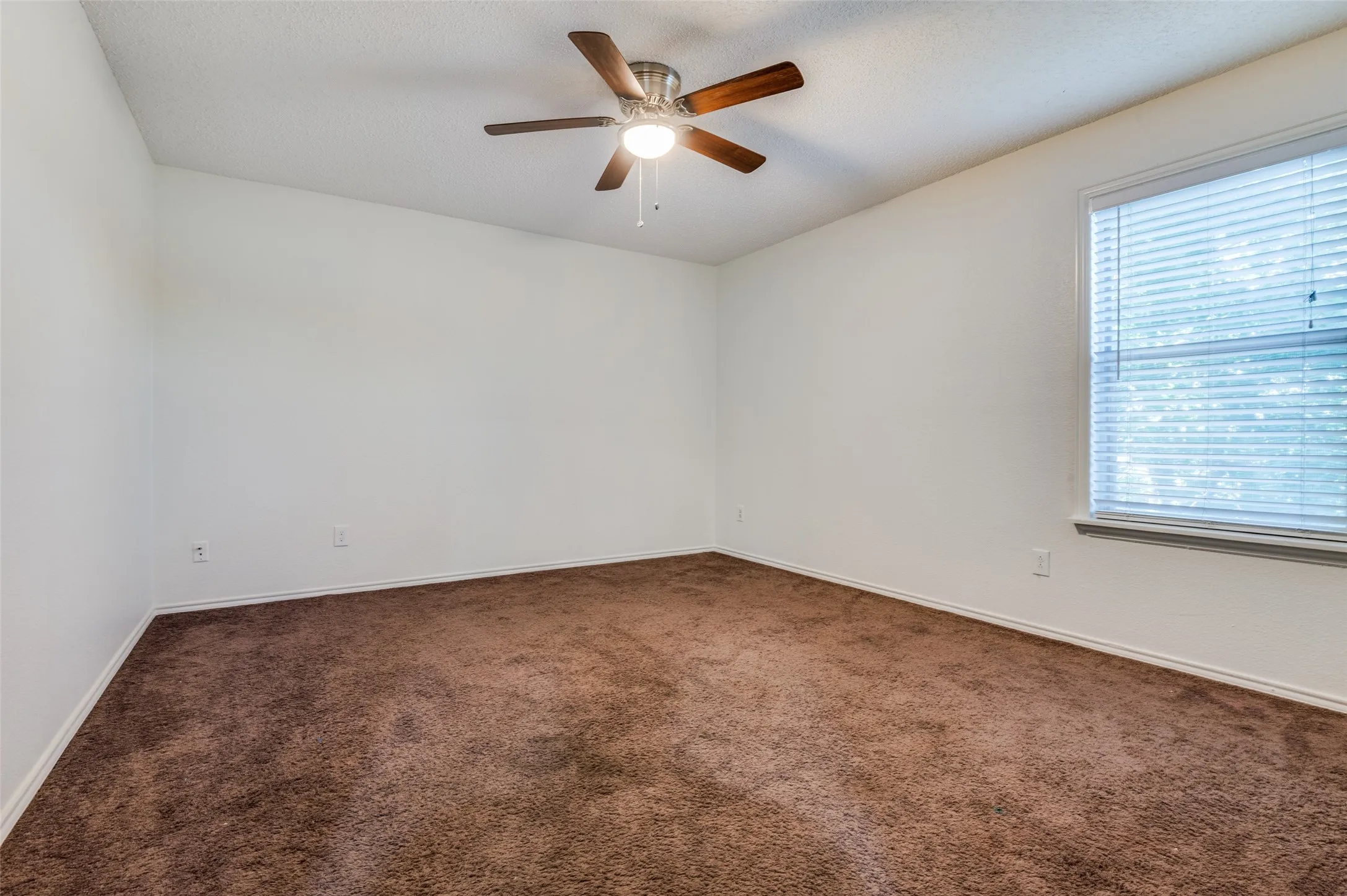 Single Family Residence For Sale in Tarrant County , 1122 Mazourka Drive, Arlington, Texas 76001, 4 Bedroom, 3 Bathroom, 2 Garage spaces, 2,594 Sqft, built in 1999, mls#21335049, Real Estate Agent in Arlington, Homes For Sale in Tarrant county, Homes For Sale in Arlington, Realtor in Arlington Texas, Real Estate Brokerage Independent Realty Texas, Luminita Cordes Realtor