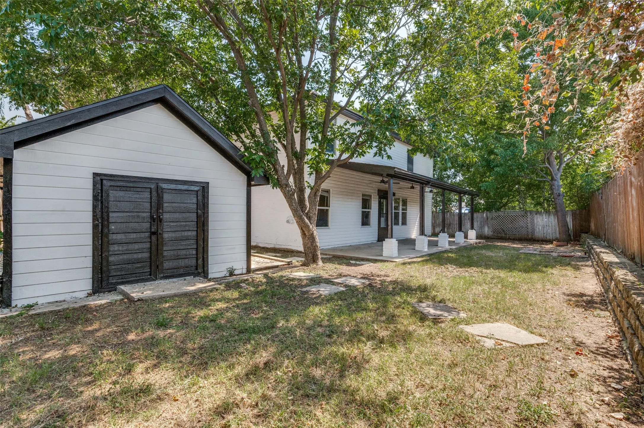 Single Family Residence For Sale in Tarrant County , 1122 Mazourka Drive, Arlington, Texas 76001, 4 Bedroom, 3 Bathroom, 2 Garage spaces, 2,594 Sqft, built in 1999, mls#21335049, Real Estate Agent in Arlington, Homes For Sale in Tarrant county, Homes For Sale in Arlington, Realtor in Arlington Texas, Real Estate Brokerage Independent Realty Texas, Luminita Cordes Realtor